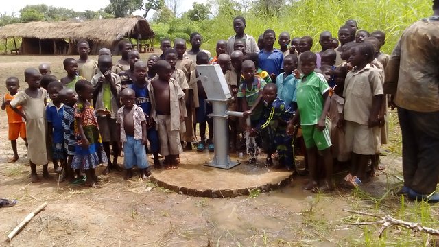 Die Wasserversorgung in Bandila/Togo wurde mit dem Bau eines Brunnens gesichert.  | Foto: Hans Erich Klein