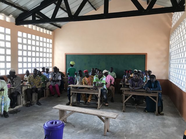 Probesitzen im neuen Klassenzimmer.  | Foto: Hans Erich Klein