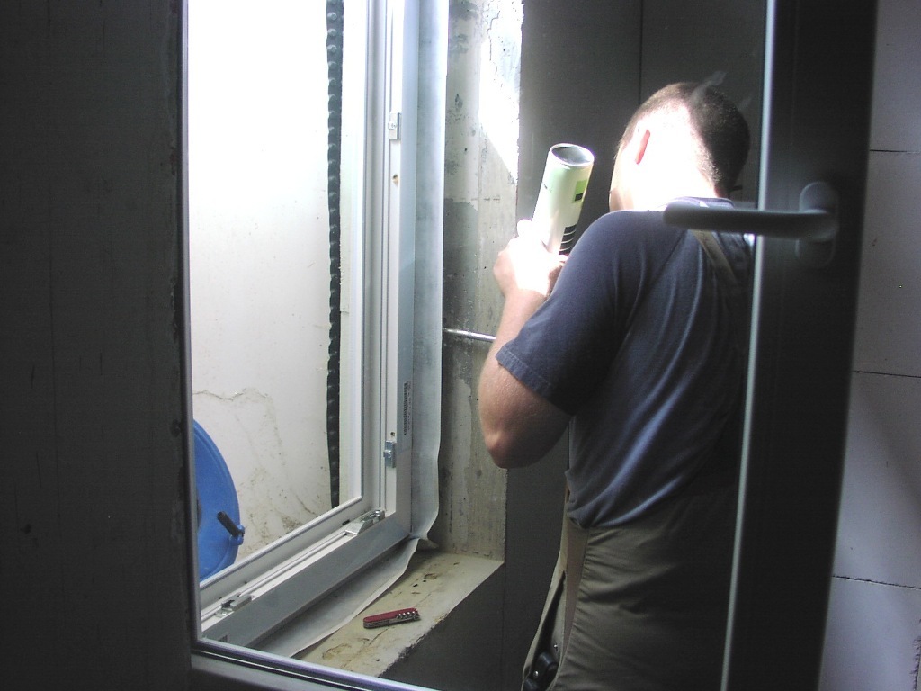 Montageschaum reicht beim Einbau neuer Fenster nicht aus – der Rahmen muss luftdicht in der Leibung verklebt werden.