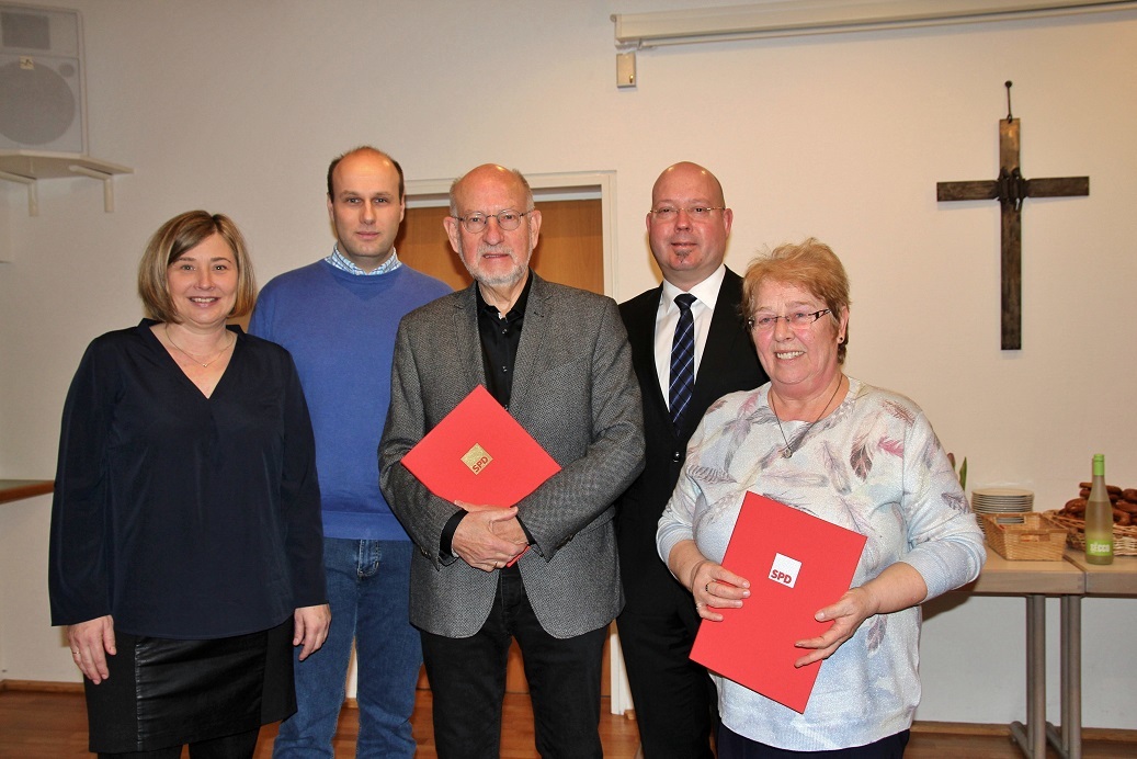 Neujahrsempfang mit Mitgliederehrung: (v.l.) Heidelore Bigott (stellvertretende Vorsitzende), Jens Becker (Vorsitzender), Werner Reutemann, Michael Müller (Bürgermeister) und Gabriele Voll.