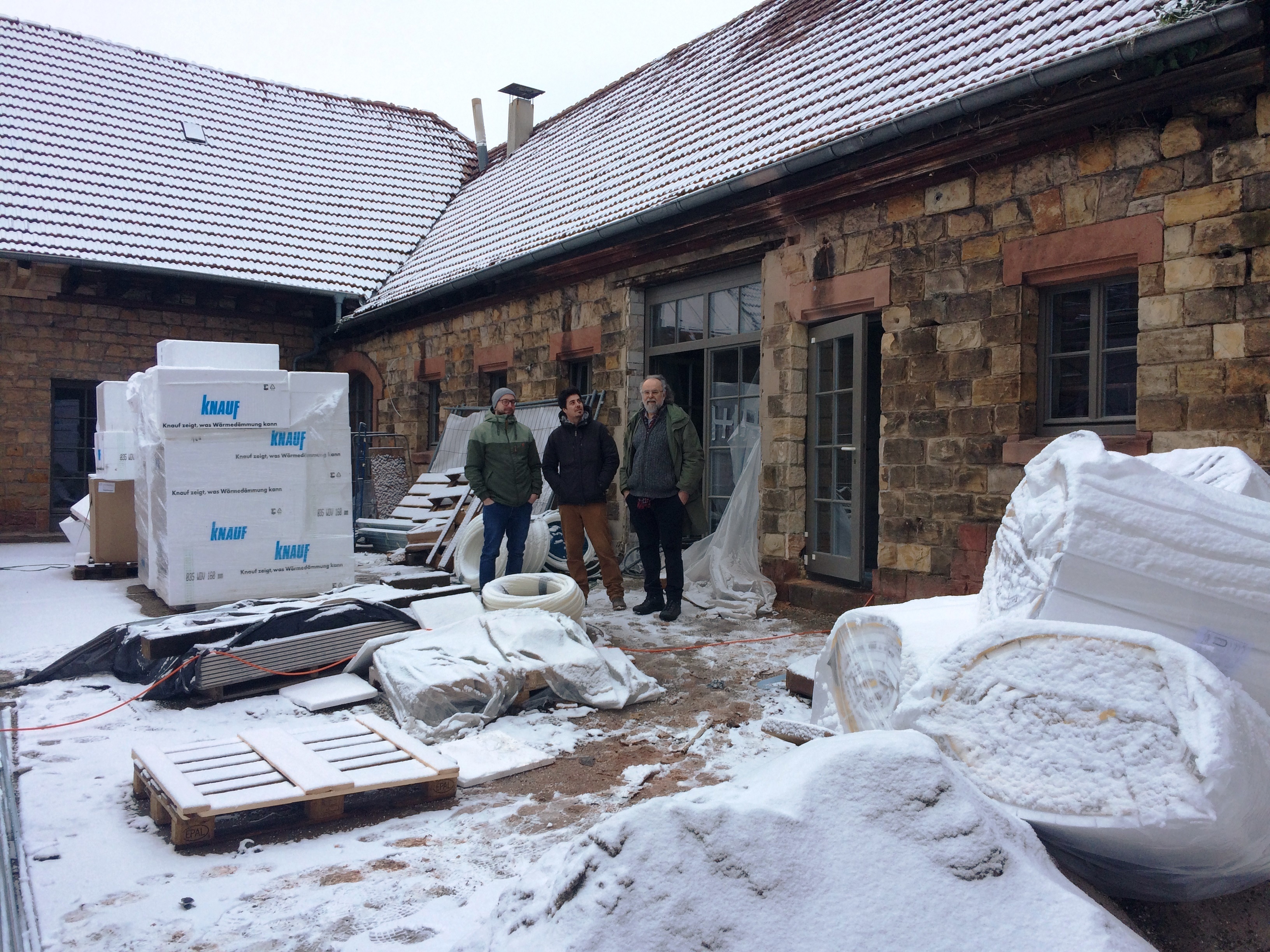 (v.r) Diplom-Ingenieur Jörg Reiser, Kinderschutzbund-Geschäftsführer Heinrich Braun und Sven Ludwig von der Fuimo GmbH bei der gemeinsamen Begehung der winterlichen Kinderhaus-Baustelle Mitte Januar (Copyright: DKSB).