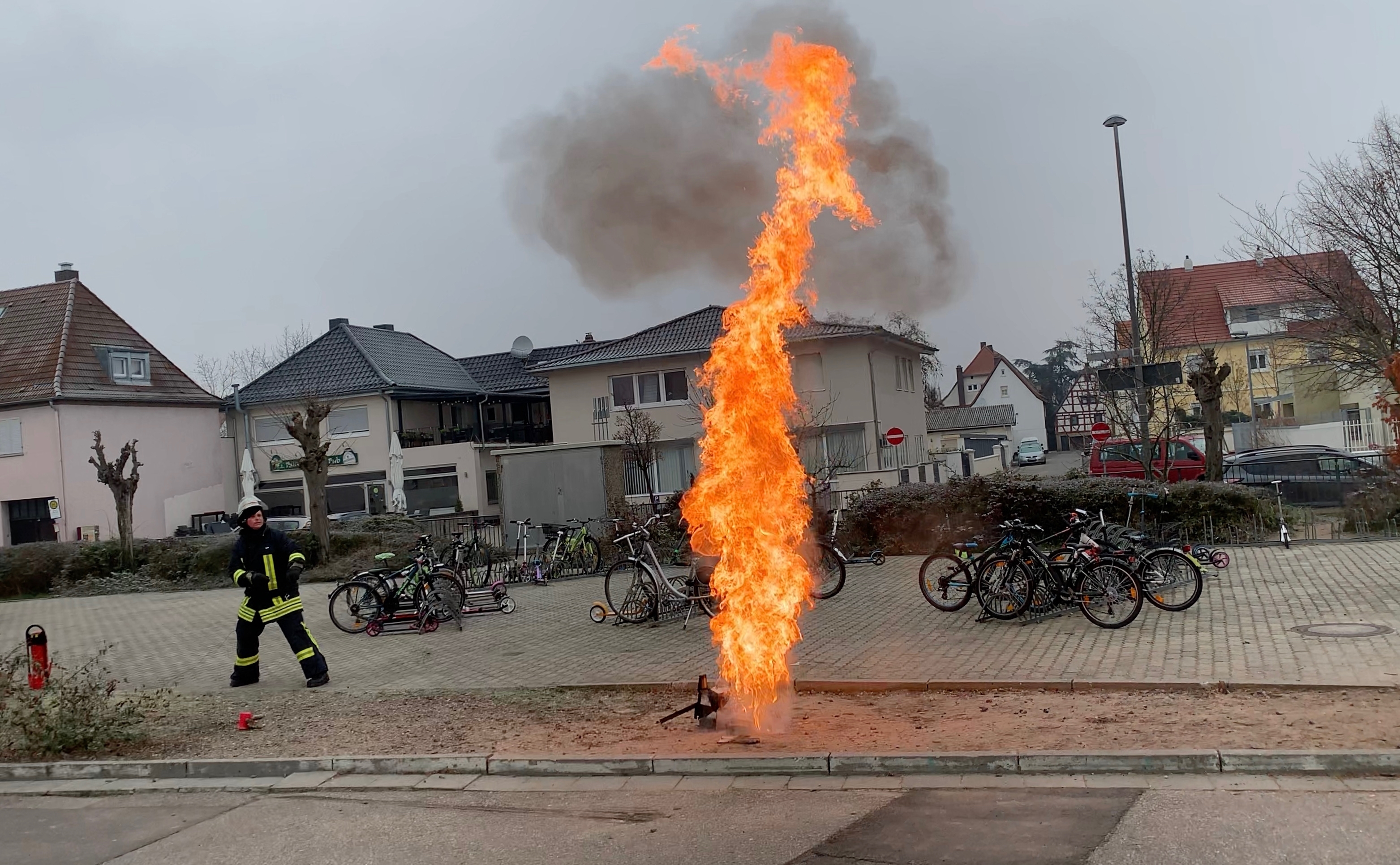 Die Fettexplosion auf dem Schulhof sorgte für große Begeisterung bei den Viertklässlern.