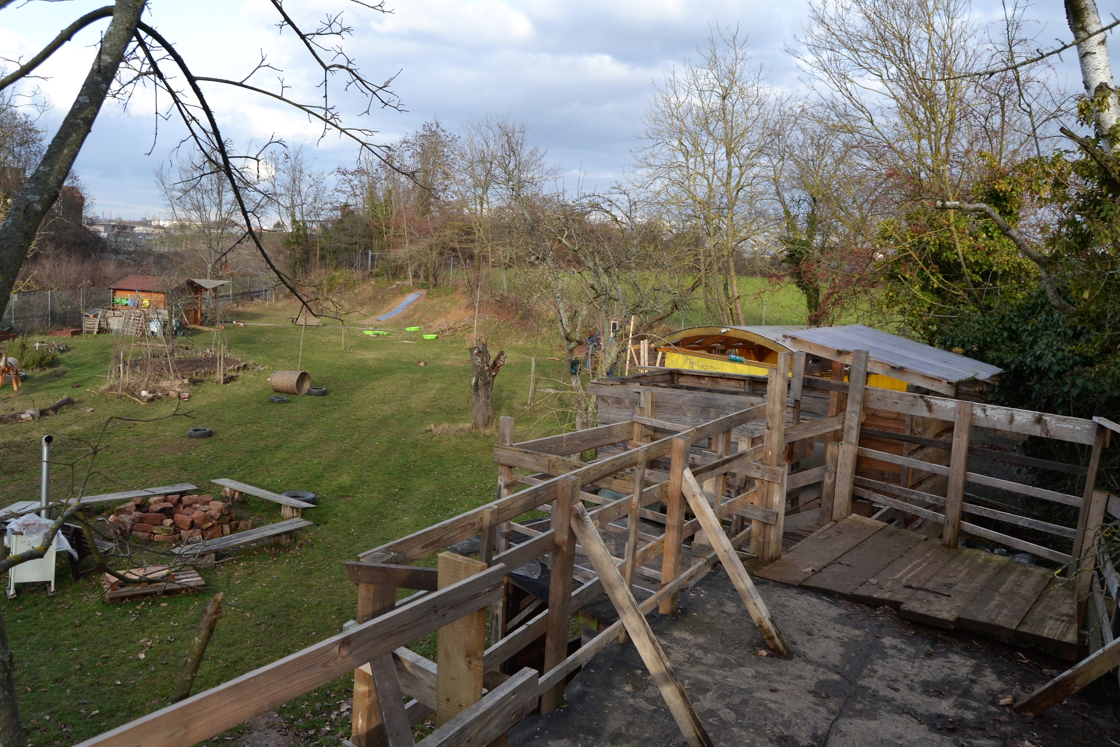 Pädagogisch betreuter Abenteuerspielplatz: Der Blick auf das Gelände der Kinder- und Jugendfarm Landau vom Dach des neu ausgebauten Hüttendorfs.