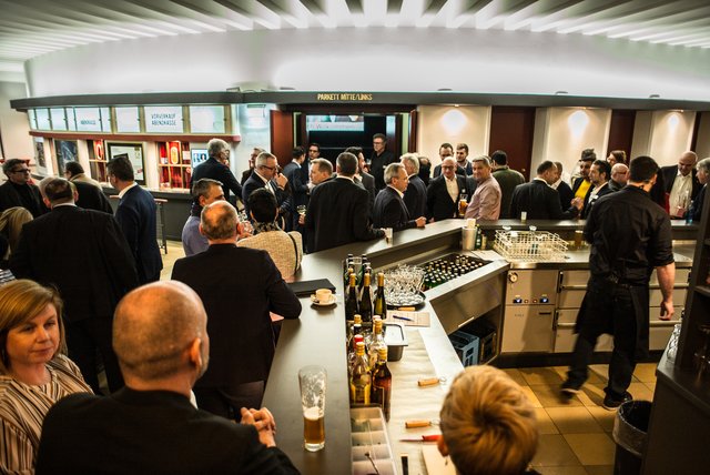 Entspanntes Get Together im Casino des Mannheimer Capitols bei der Auftaktveranstaltung 2019 der Mannheimer Runde. | Foto: Christian Gaier