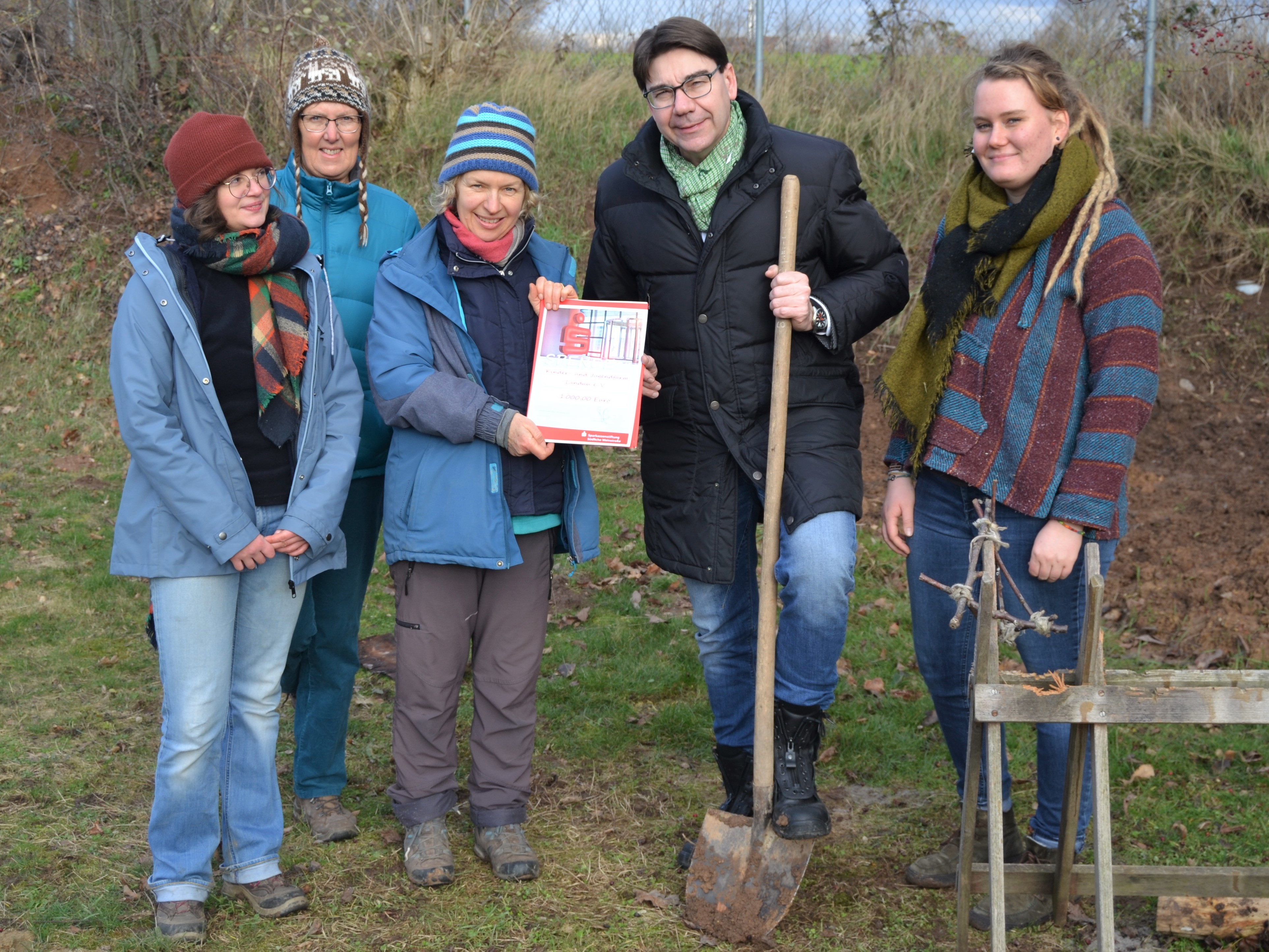 Oberbürgermeister Thomas Hirsch überreichte eine Spende aus Mitteln der Sparkassenstiftung an Dagmar Flörchinger (3.v.l.), Vorsitzende der Kinder- und Jugendfarm Landau, und deren Team.