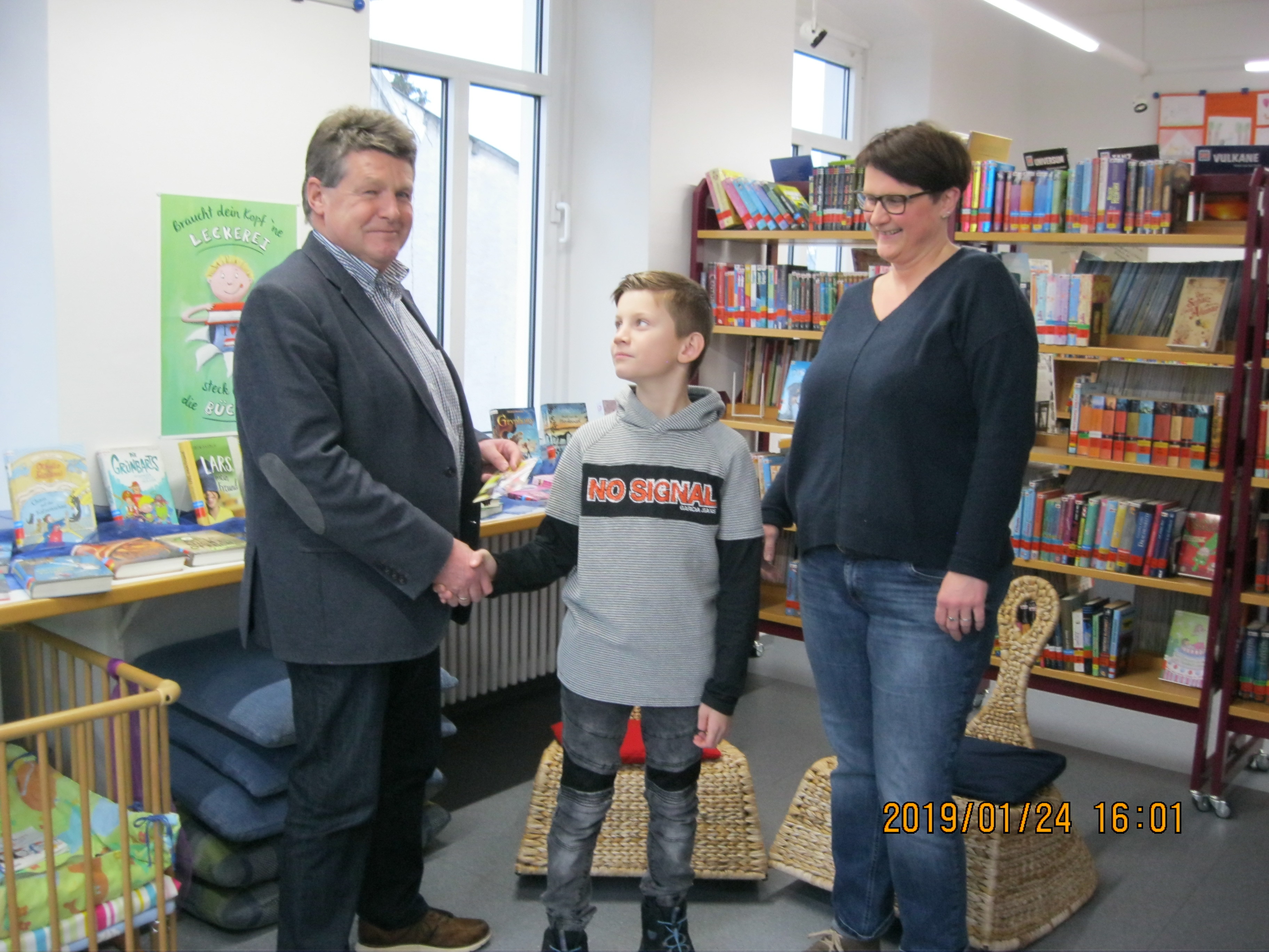 Übergabe des gewonnenen Buchgutscheins an Philipp Stark durch Bürgermeister Dieter Hartmüller