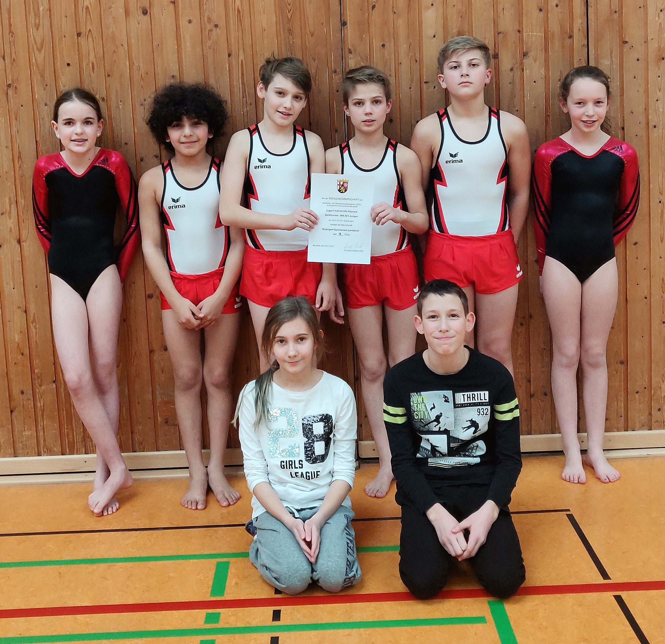 Mannschaftsmitglieder des Sickingen-Gymnasiums bei WK IV in Edenkoben von links hintere Reihe: Amelie Berberich, Issa Aad Allam, Silas Luerr, Danny Witt, Devin Weibert, Mariella Bold mit ihren Ersatzturnern, vordere Reihe Mariella Bold und Bastian Schwager Foto: PS/ Sickingen-Gymnasium
