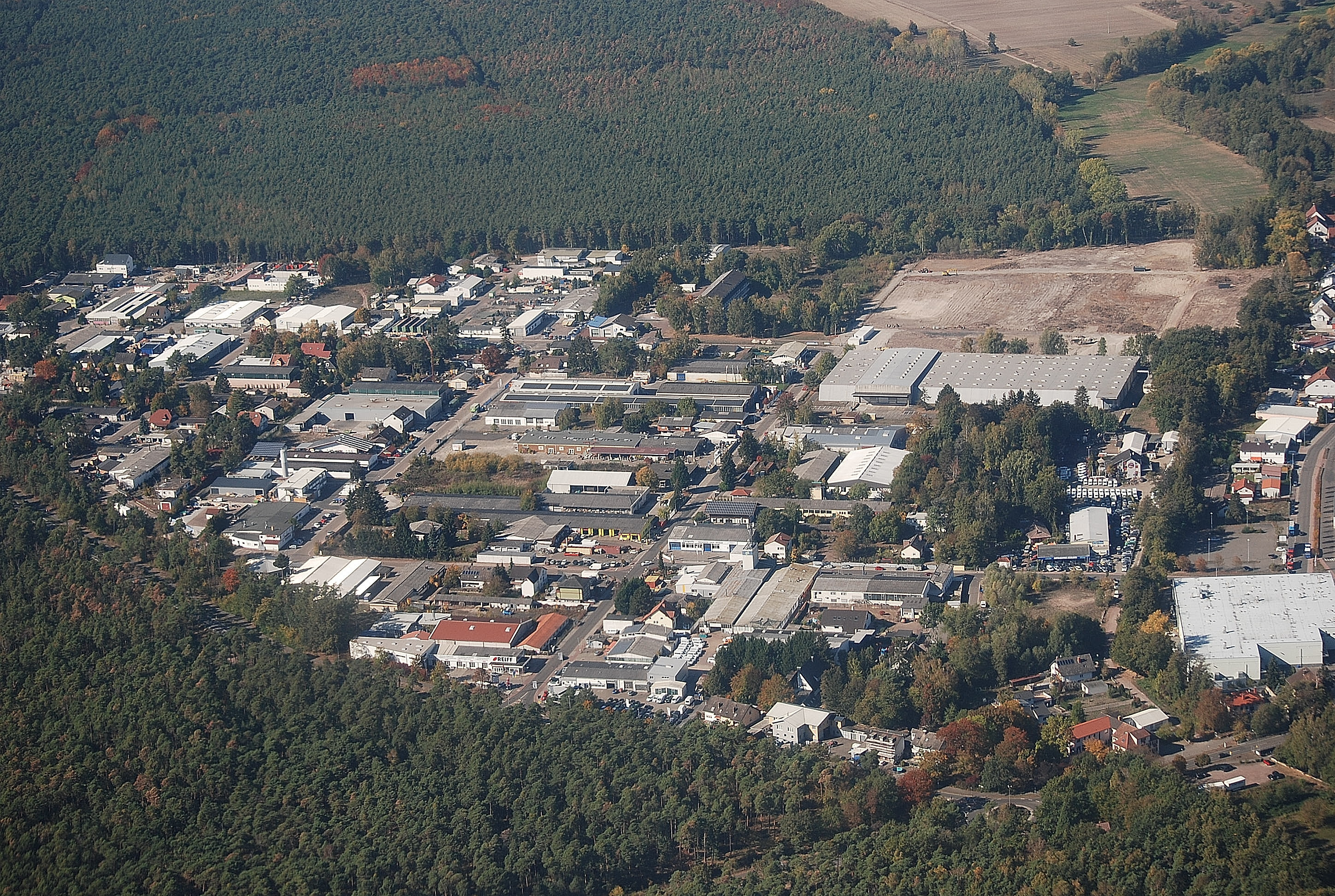 Unsere Luftaufnahme aus 600 Metern Höhe zeigt das Gewerbegebiet Süd. Rechts oben ist das 56.500 Quadratmeter Grundstück zu sehen, auf dem das amerikanische Unternehmen Hillwood Development Company den Bau eines Logistikzentrums mit einer 241 Meter langen, 115 Meter breiten und 13 Meter hohen Halle plant.