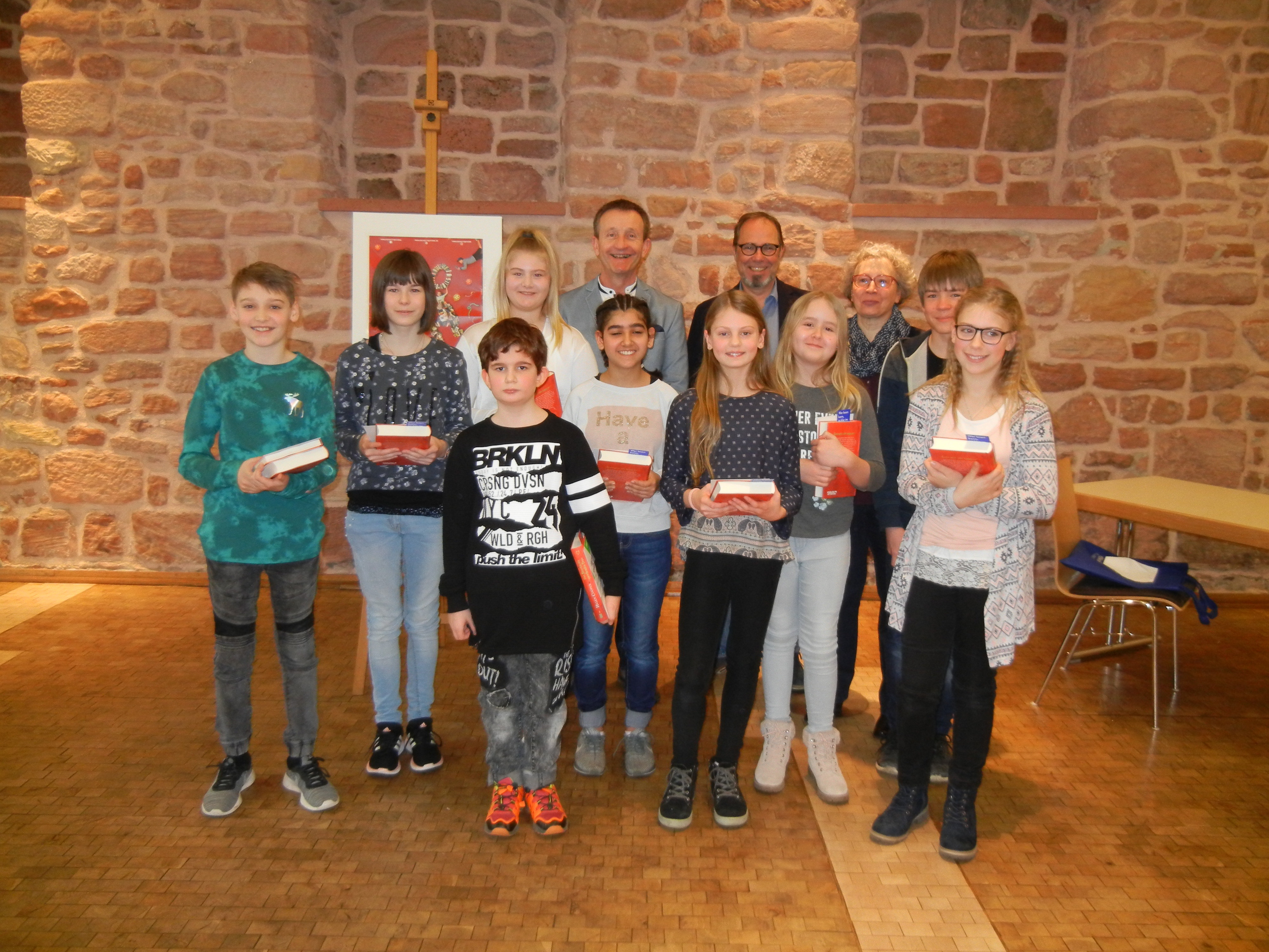 Alle Teilnehmer überzeugten mit ihrer Leistung beim Vorlesewettbewerb. Über den ersten Platz durfte sich Silas Lüer (links) freuen Foto: Stadtbücherei Landstuhl