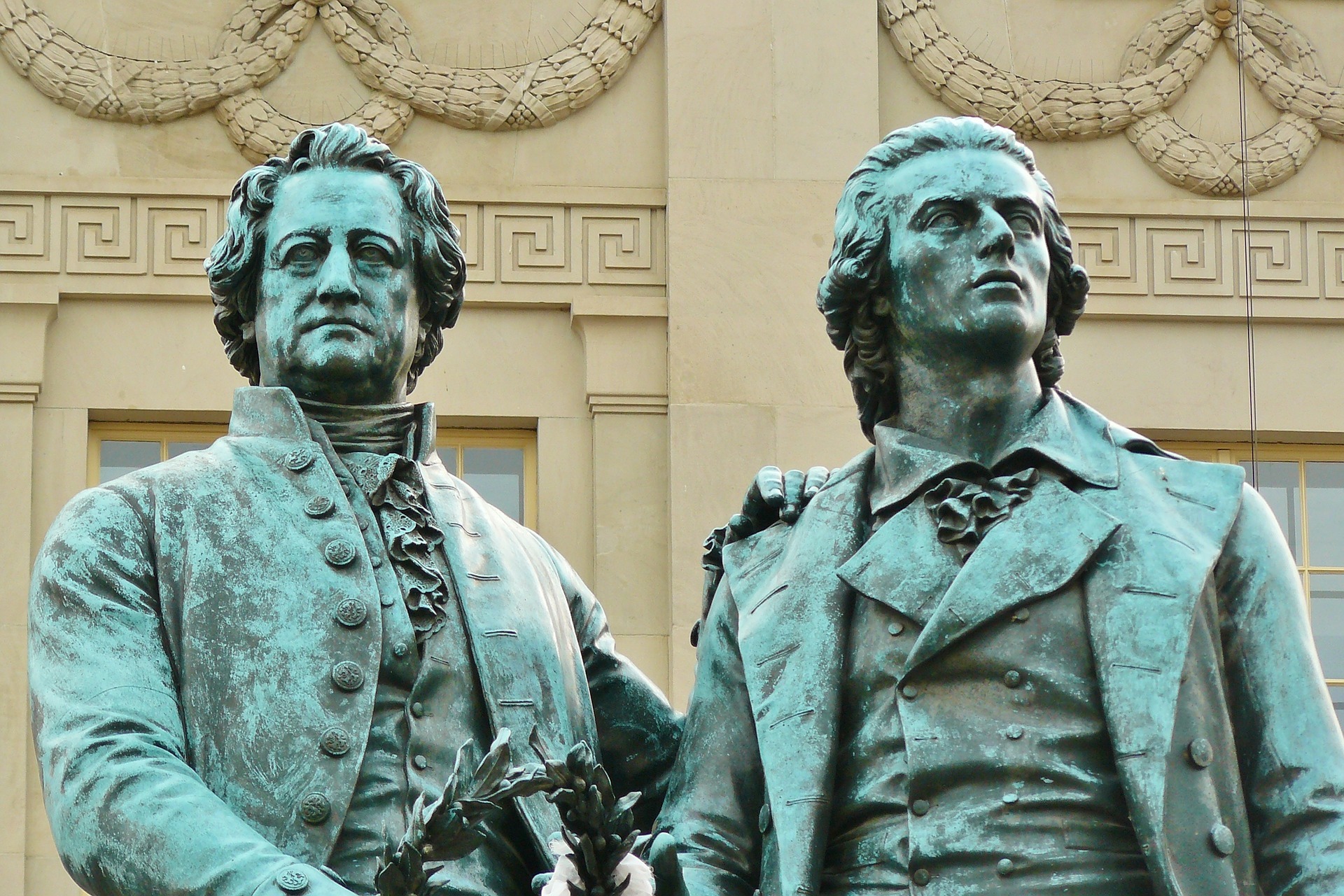 Goethe und Schiller stehen nicht nur in Weimar, sind sind auch Gegenstand eines Literaturforums in Weimar.