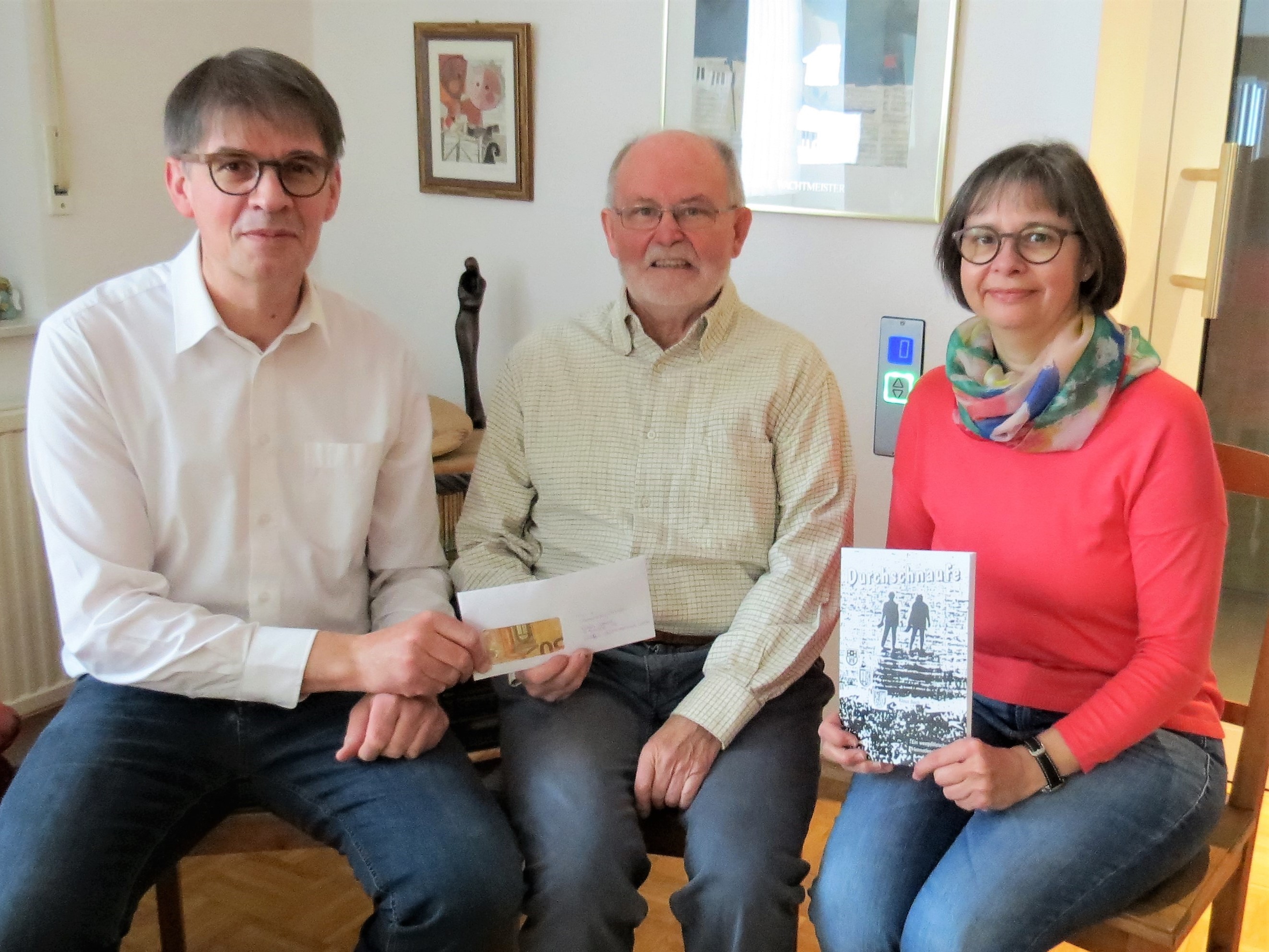 Klaus Bach (Bildmitte) übergibt Spende an die Vorsitzenden der "Aktion Sonnnenschein Westpfalz e. V." Boris Bohr und Beate Wirtgen-Bohr.