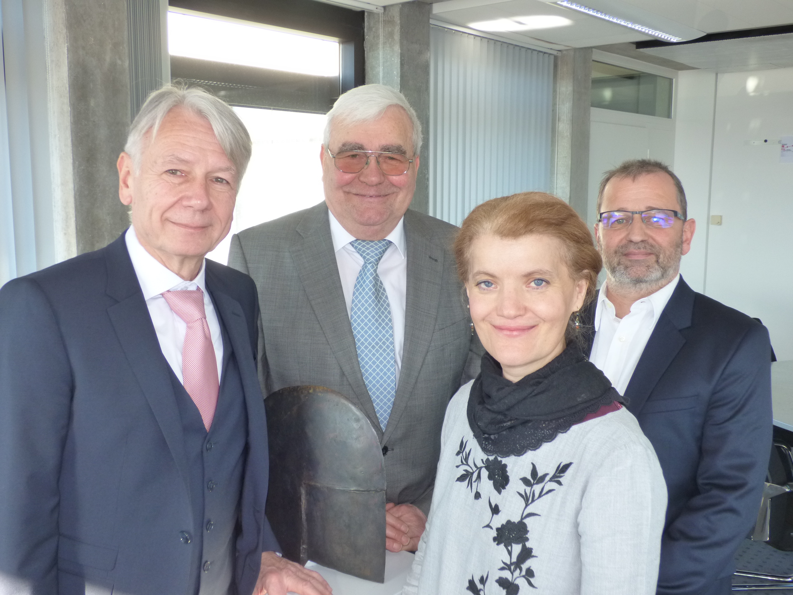 Oberbürgermeister Klaus Weichel mit dem Vorsitzenden Hermann Beisiegel und der Heimleiterin Astrid Zengerle. Rechts der Geschäftsführer der Stiftung Bürgerhospital, Thomas Kuntz Foto: ps