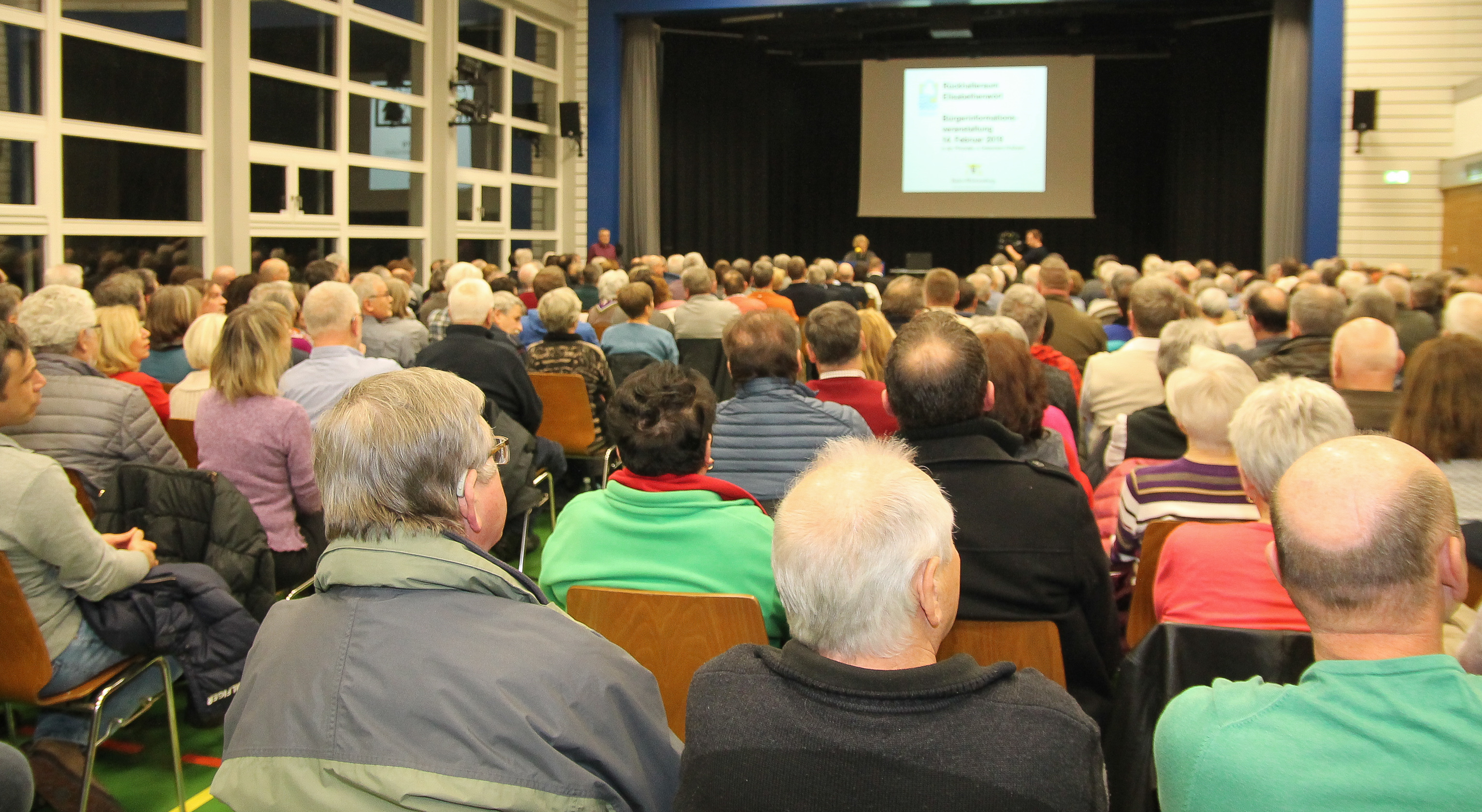 Bis auf den letzten Sitzplatz gefüllt war die Pfinzhalle in Rußheim bei der Bürgerinformation zum Rückhalteraum Elisabethenwört