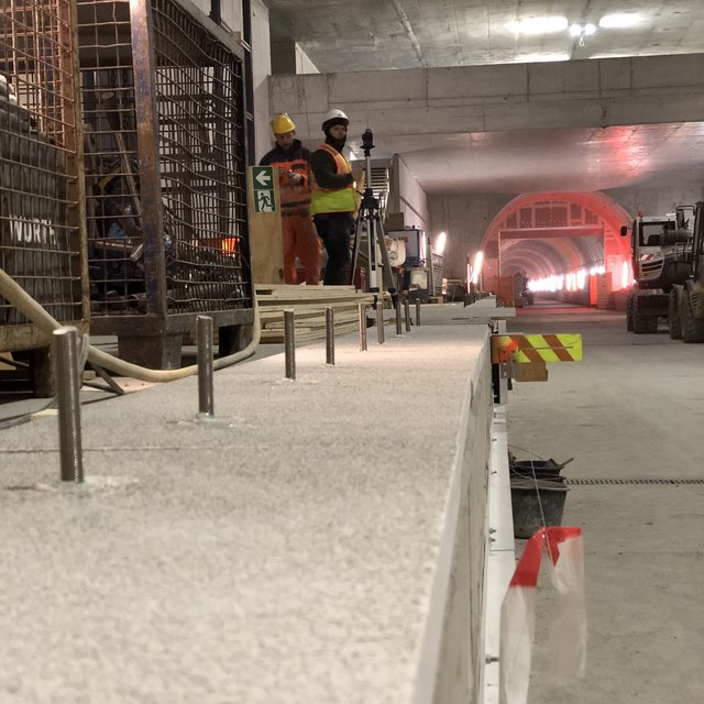 Passt: In der Haltestelle Europaplatz sind die Betonwerksteine für die Bahnsteigkanten bereit zum Einbau.  | Foto: Kasig
