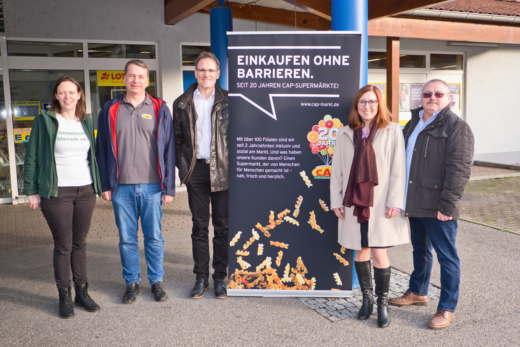 In Dettenheim übernimmt nach dem Aus für Edeka ein CAP-Markt die Nahversorgung. Es freuen sich Manuela Knab, die Leiterin der CAP-Märkte, Robin Kaupisch, Lebenshilfe-Geschäftsführer und Leiter der multicap gGmbH, Markus Liebendörfer, Lebenshilfe-Hauptgeschäftsführer, Bürgermeisterin Ute Göbelbecker und Rainer Vogt von der Metzgerei Vogt (v.l.n.r.).
