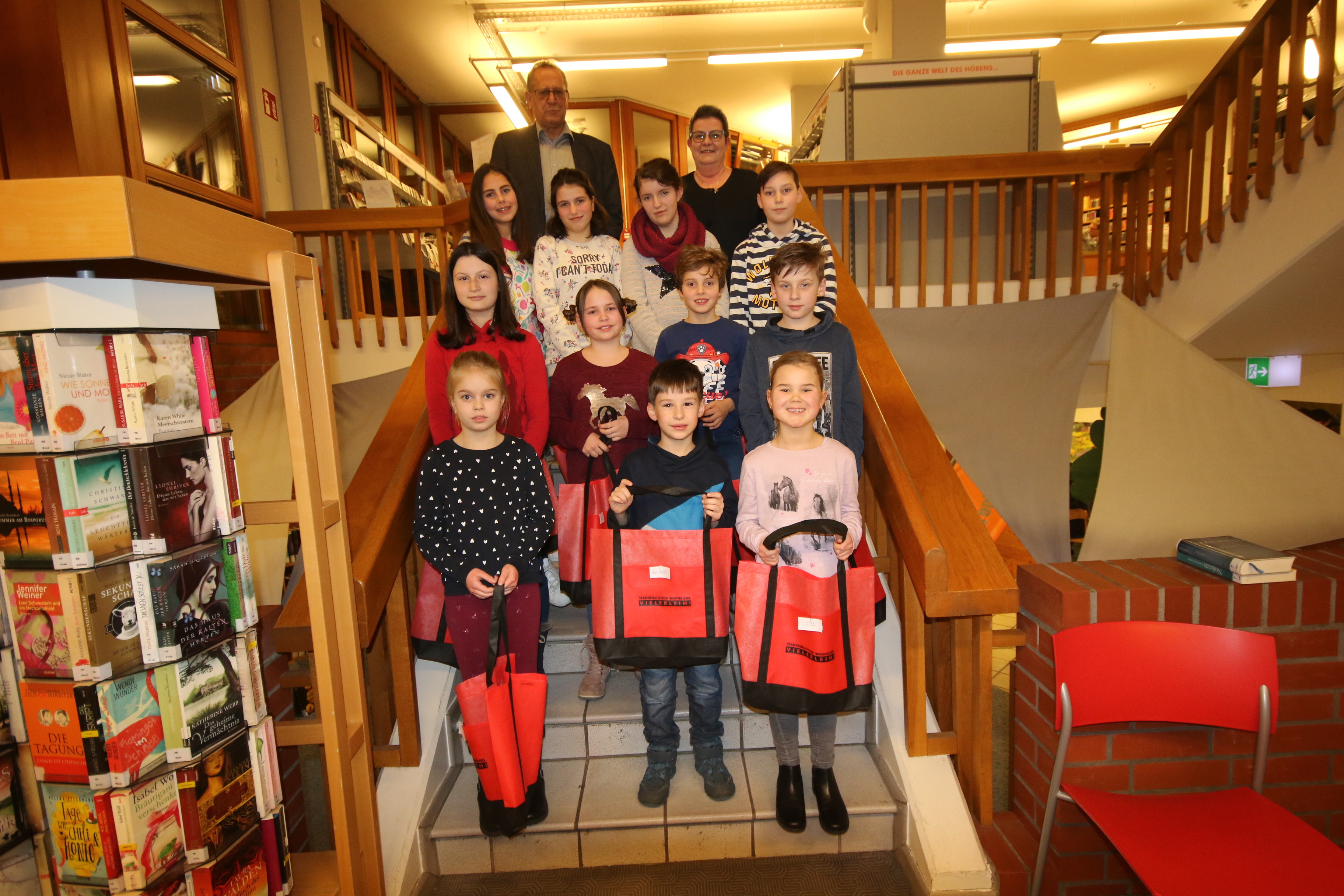Die Lesestars der Waghäuseler Stadtbibliothek mit Oberbürgermeister Walter Heiler und Bibliothekarin Monika Roß.