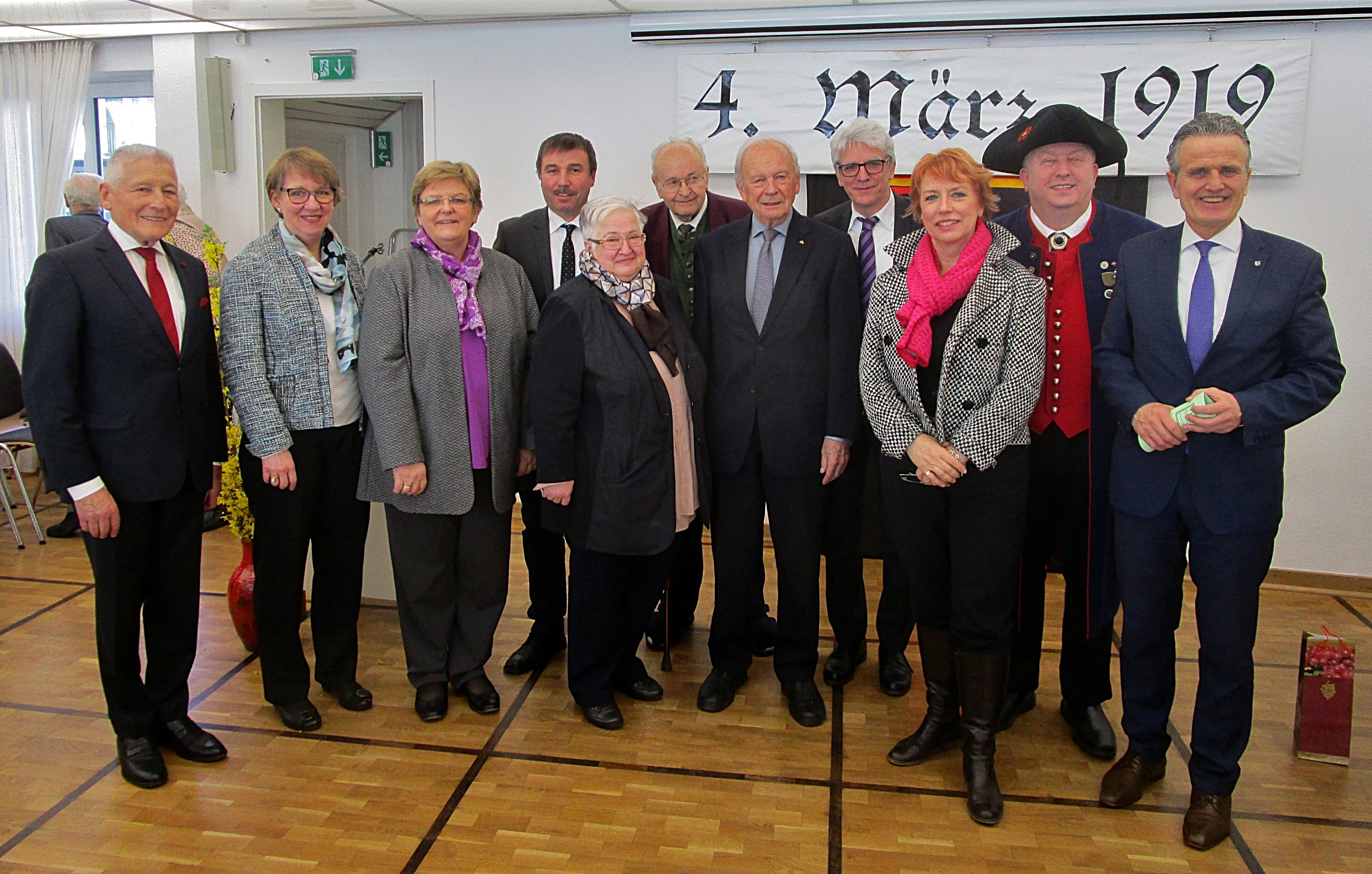 Teilnehmer der zentralen Gedenkfeier an die Opfer des 4. März 1919 in Stuttgart 2019 (v.l.): Franz Longin, Dr. Christiane Meis, Stadträtin und BdV-Landesvorsitzende Iris Ripsam, Konrad Epple MdL, Waltraud Illner, Albert Reich, Gedenkredner Reinfried Vogler, SL-Landesobmann Klaus Hoffmann, Bezirksvorsteherin von Stuttgart-Nord, Sabine Mezger, Reinhold Frank (1. Vorsitzender) Landesverband der Heimat- und Trachtenverbände Baden-Württemberg e.V. und Oberbürgermeister Dr. Frank Nopper