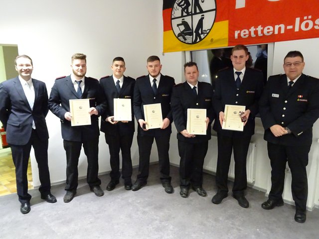 Einige Feuerwehrangehörige wurden befördert. | Foto: Henninger