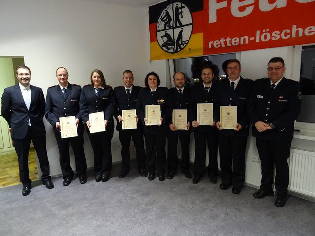 Einige Feuerwehrangehörige wurden befördert. | Foto: Henninger