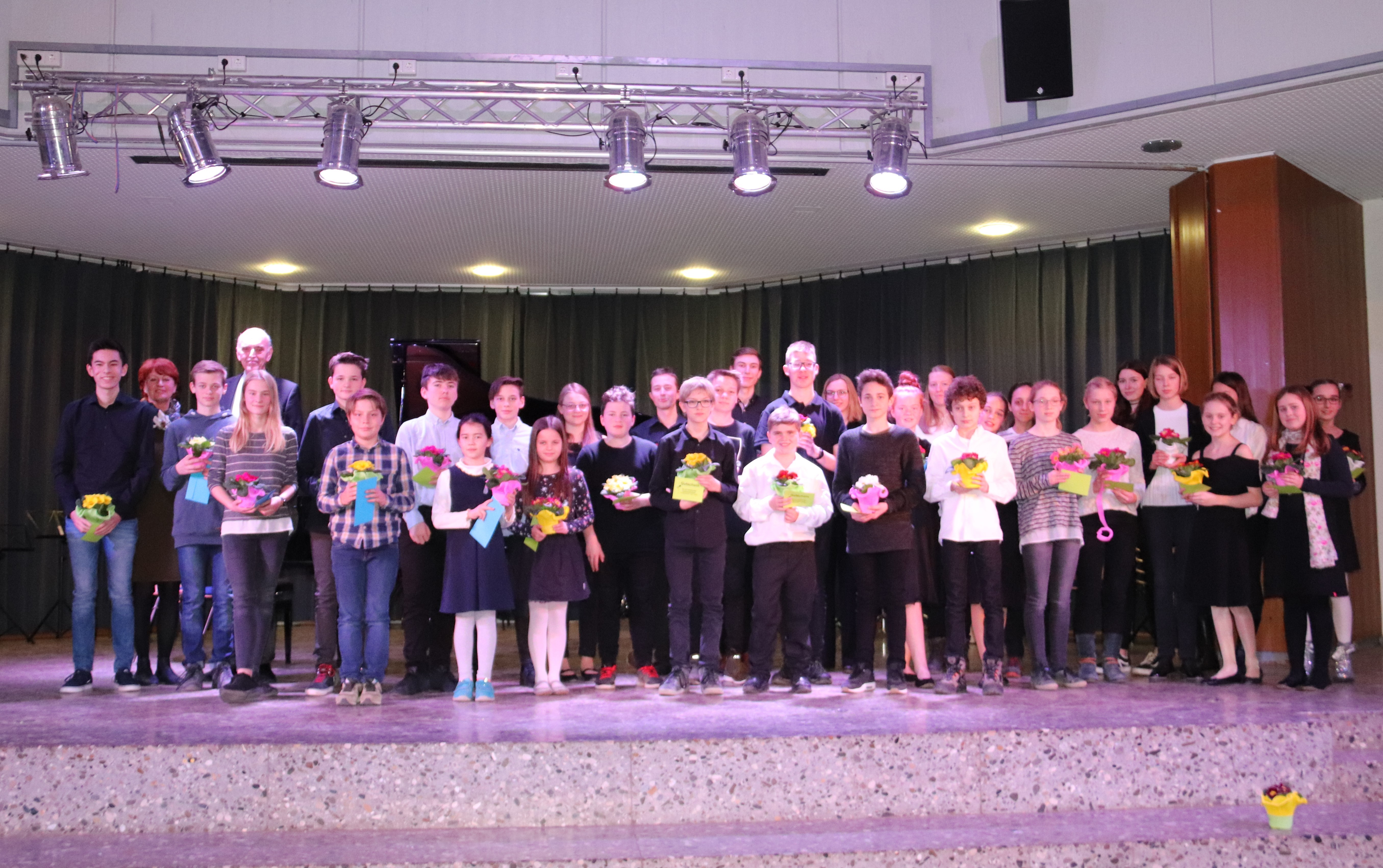 Die Karlsbader Preisträgerinnen und Preisträger sowie weitere Mitmusiker/innen zusammen mit den Verantwortlichen aus Musikschule und Gemeinde Karlsbad