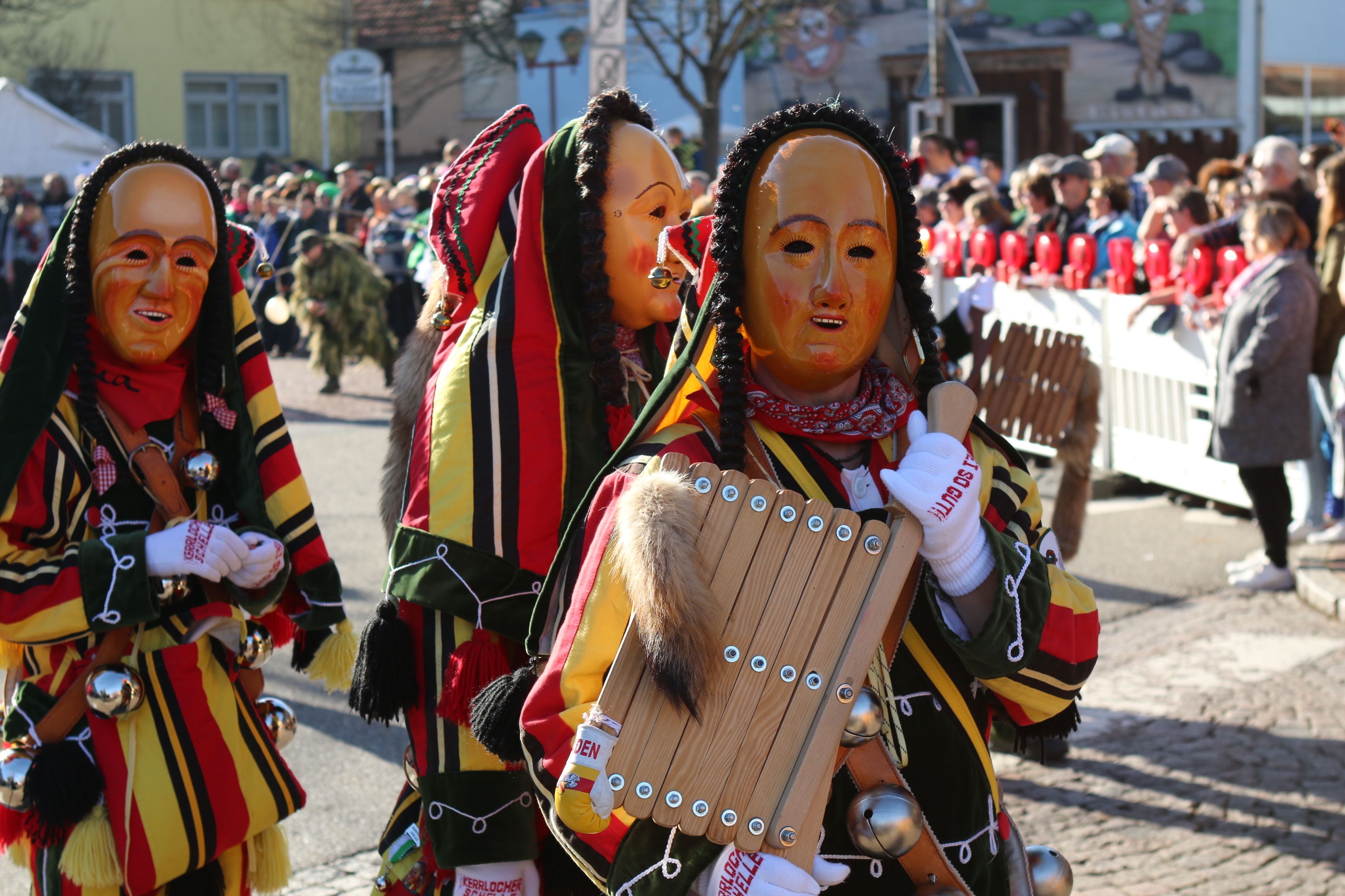 Die Hästräger der Kirrlacher Narrenzunft waren Gastgeber und Mitgestalter beim Kirrlacher Narrensprung.
