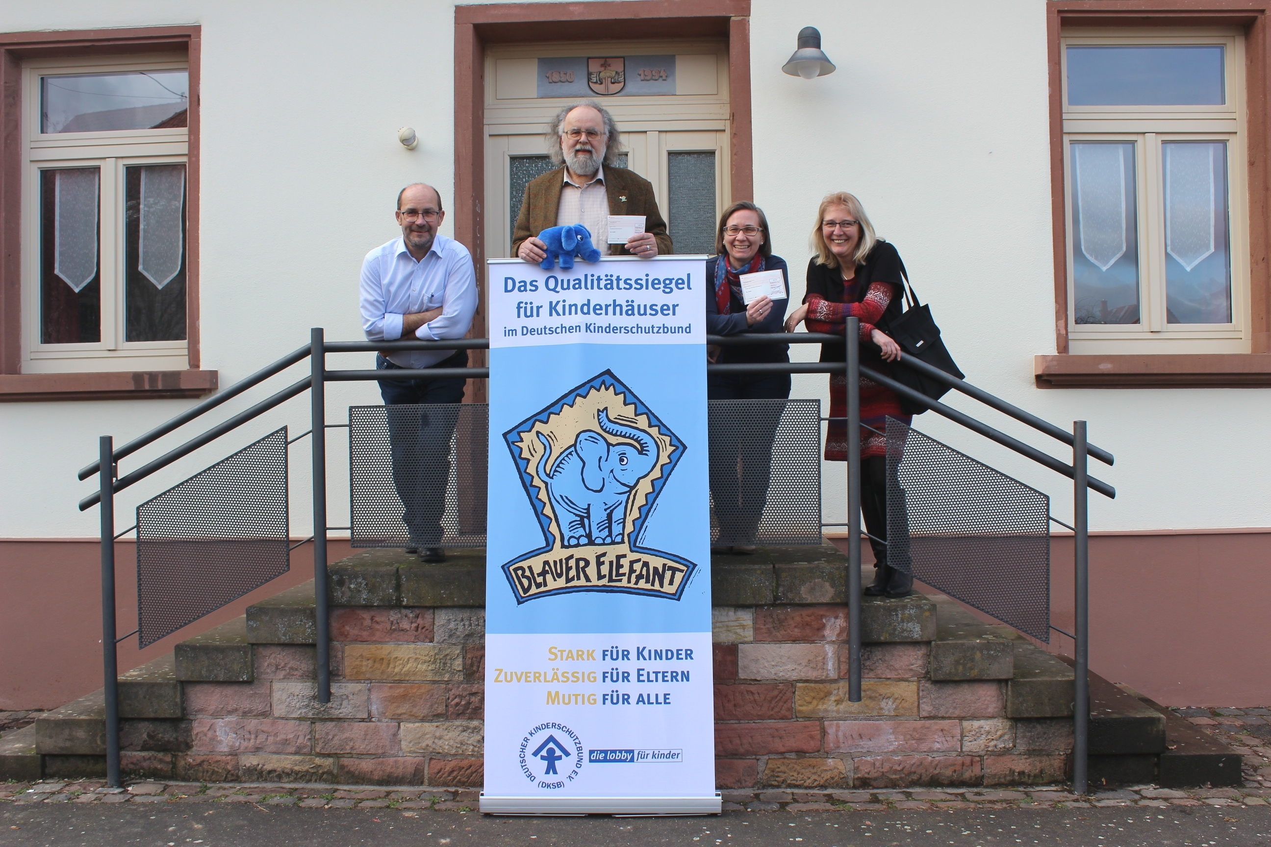 Freuen sich über den Erfolg des Knöringer Adventsfestes 2018: der Knöringer Ortsbürgermeister Dieter Ditsch, Heinrich Braun vom Kinderschutzbund sowie die Vorsitzende des Fördervereins Carmen Zeil und Rektorin Jutta Bretz von der Grundschule Essingen (Copyright: DKSB)