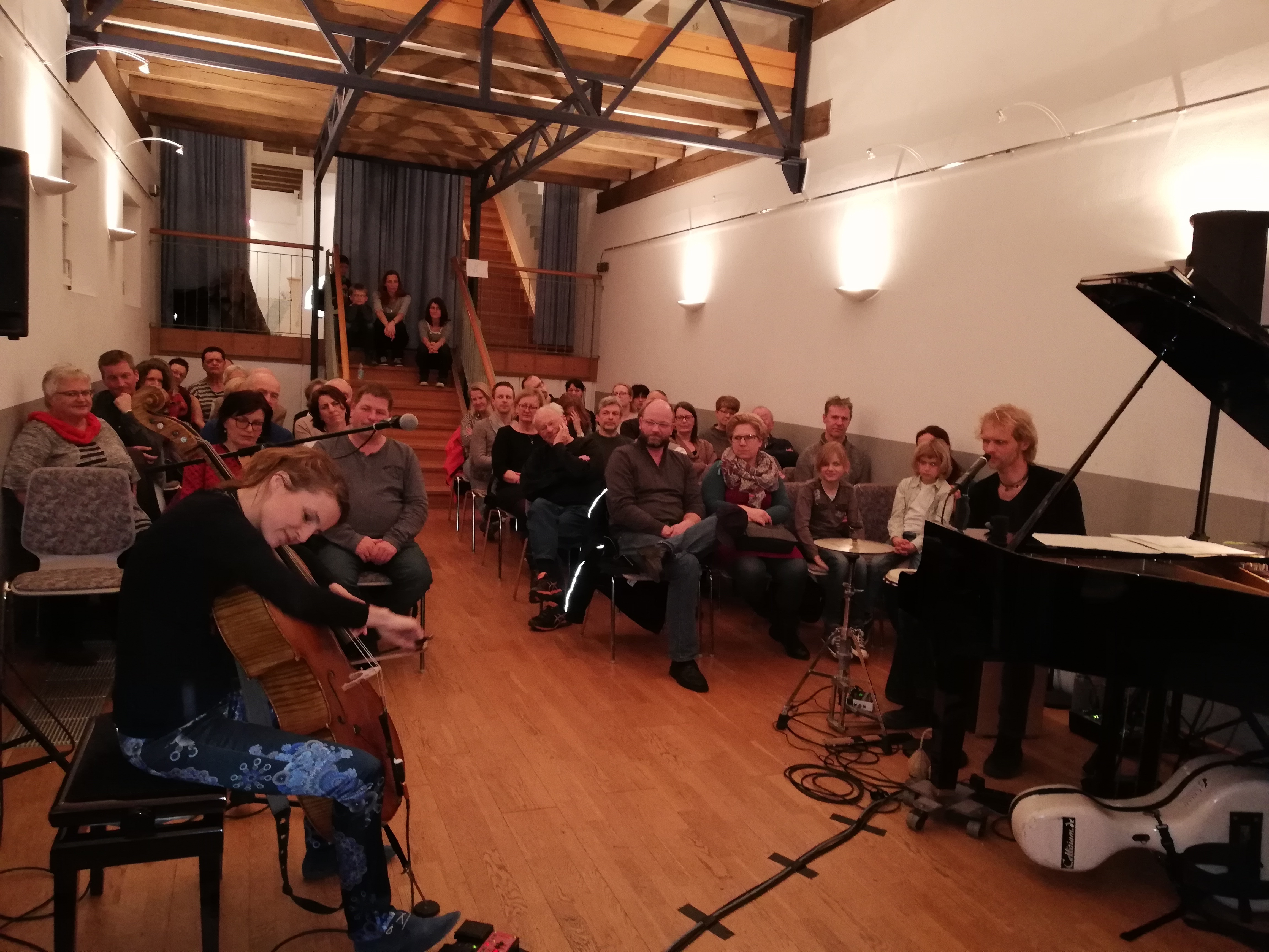 Im Kleinen Kulturzentrum fand das Partykonzert statt. Das Publikum war Teil der Veranstaltung.