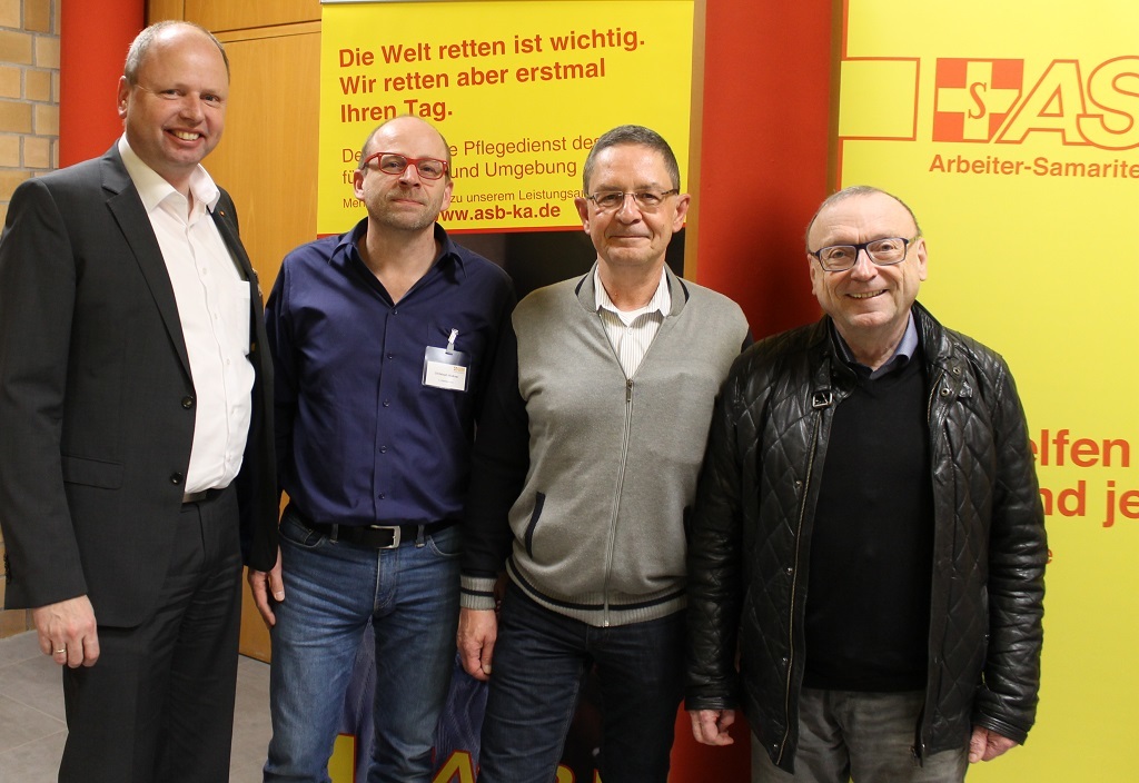 Miteinander der Vereine: Für den ASB Baden-Württemberg e.V. Region Karlsruhe stehen, v.l., Lars-Ejnar Sterley, Geschäftsführer, und Christoph Nießner, Vorsitzender. Roger Hamann vertritt die Bürgergemeinschaft Durlach und Aue 1892 e.V. Sein Vorgänger im Amt des Ersten Vorsitzenden Christian Sturm kam mit aufs Bild.