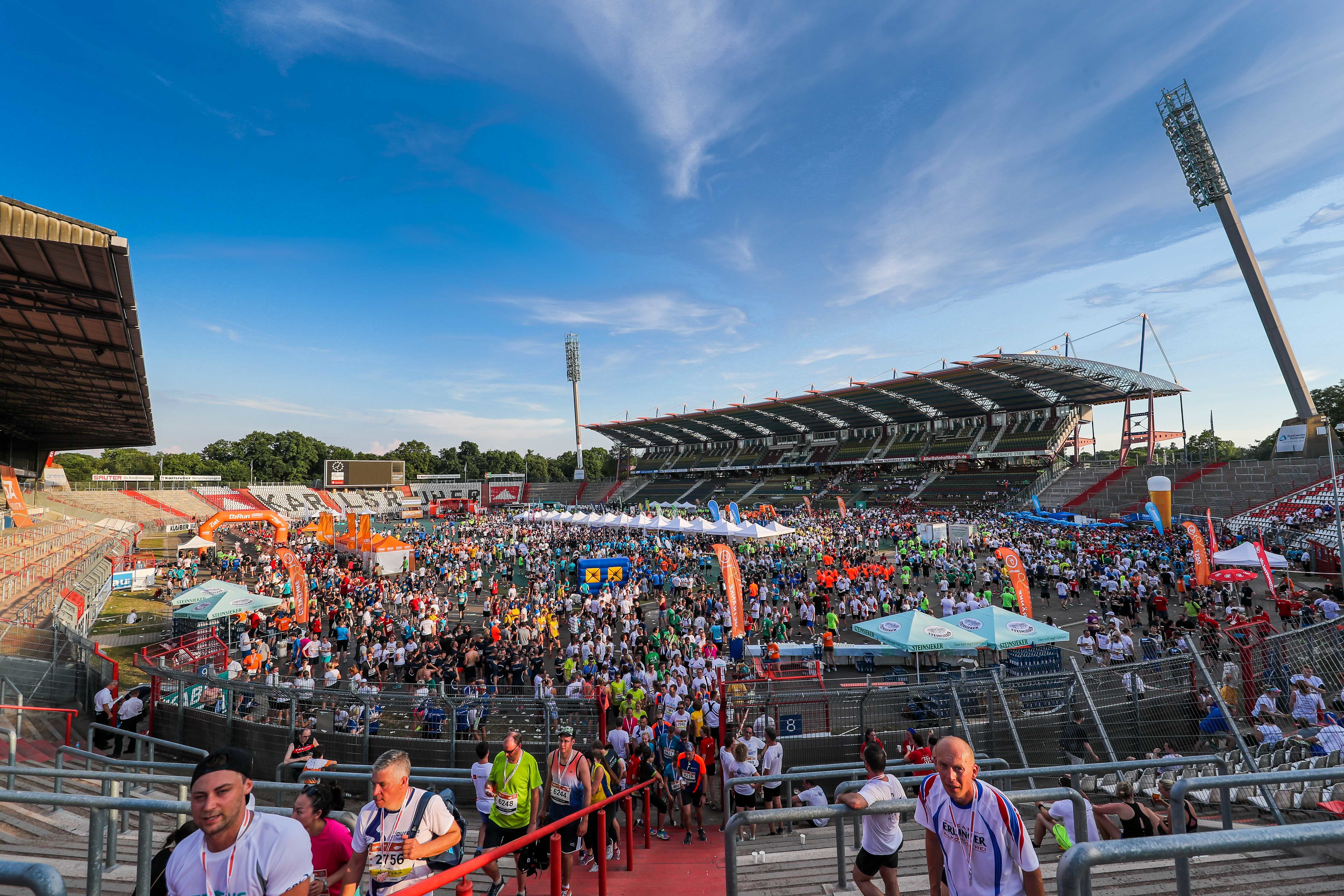 Ein vertrauter Blick auf die zünftige After-Run-Party mit Teamständen, Catering, Entertainment und Bühne im Wildparkstadion. Durch den Stadionumbau gibt’s das jetzt hinter dem Schloss.