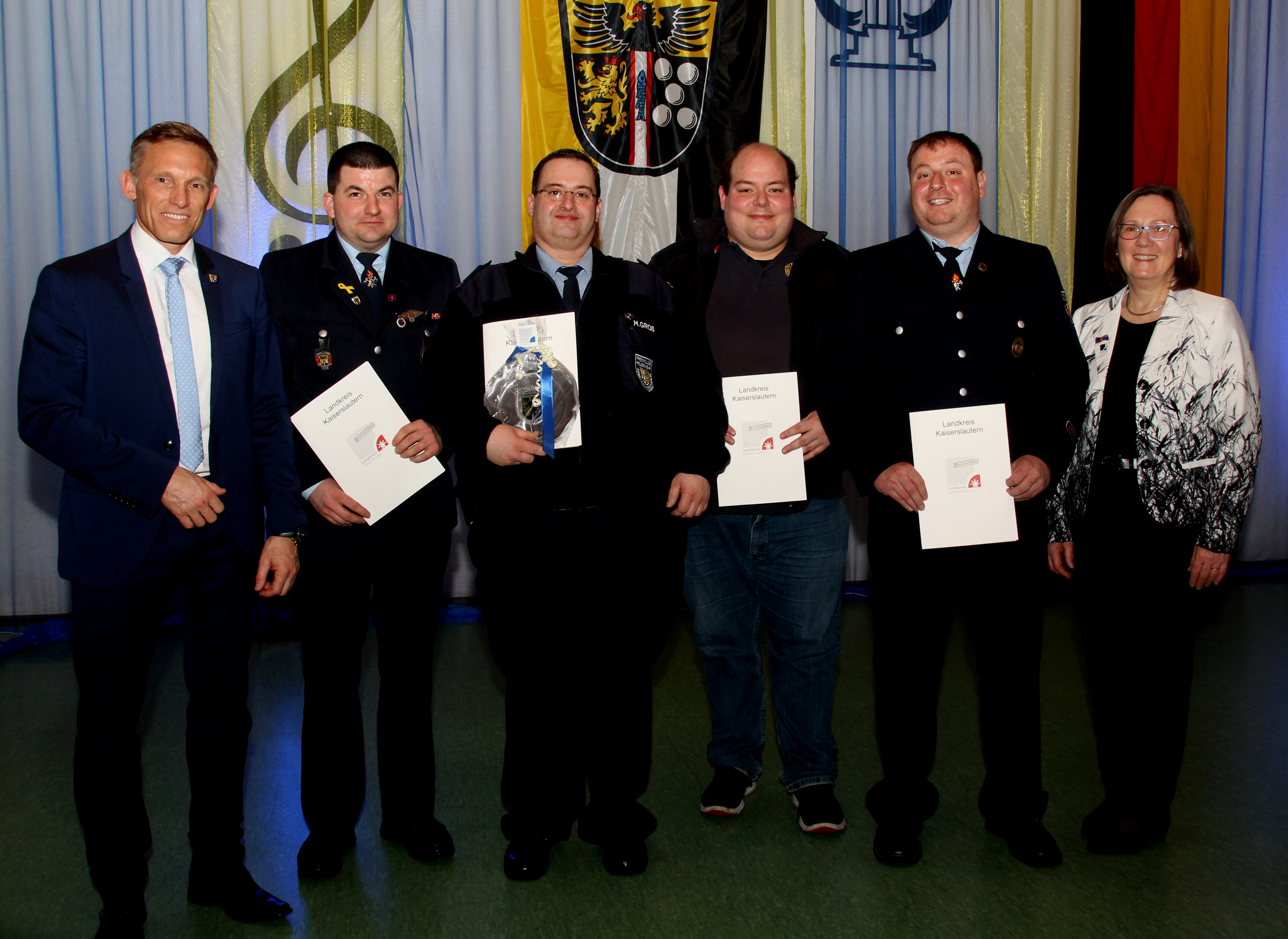 Landrat Ralf Leßmeister mit den Jubilaren Julian Kassel, Michael Groß, Jochen Kraus und Christian Kaiser und der ersten Kreisbeigeordneten Gudrun Heß- Schmidt (von links) Foto: Kries