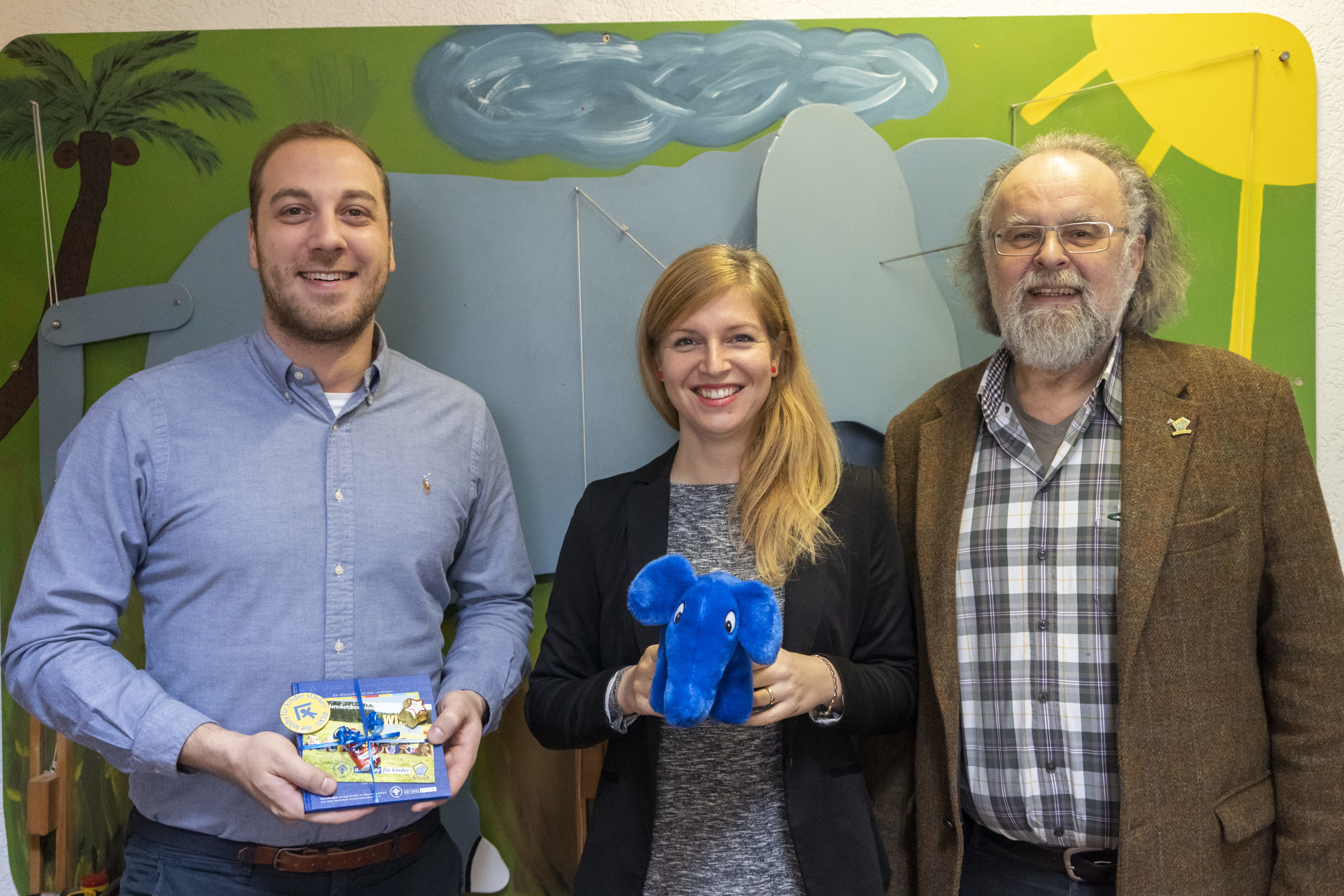 Maximilian Daum von der akko GmbH beschenkte den Kinderschutzbund, hier vertreten durch Sina Ludwig und Heinrich Braun, mit einer Spende in Höhe von 250 Euro (Copyright: akko).