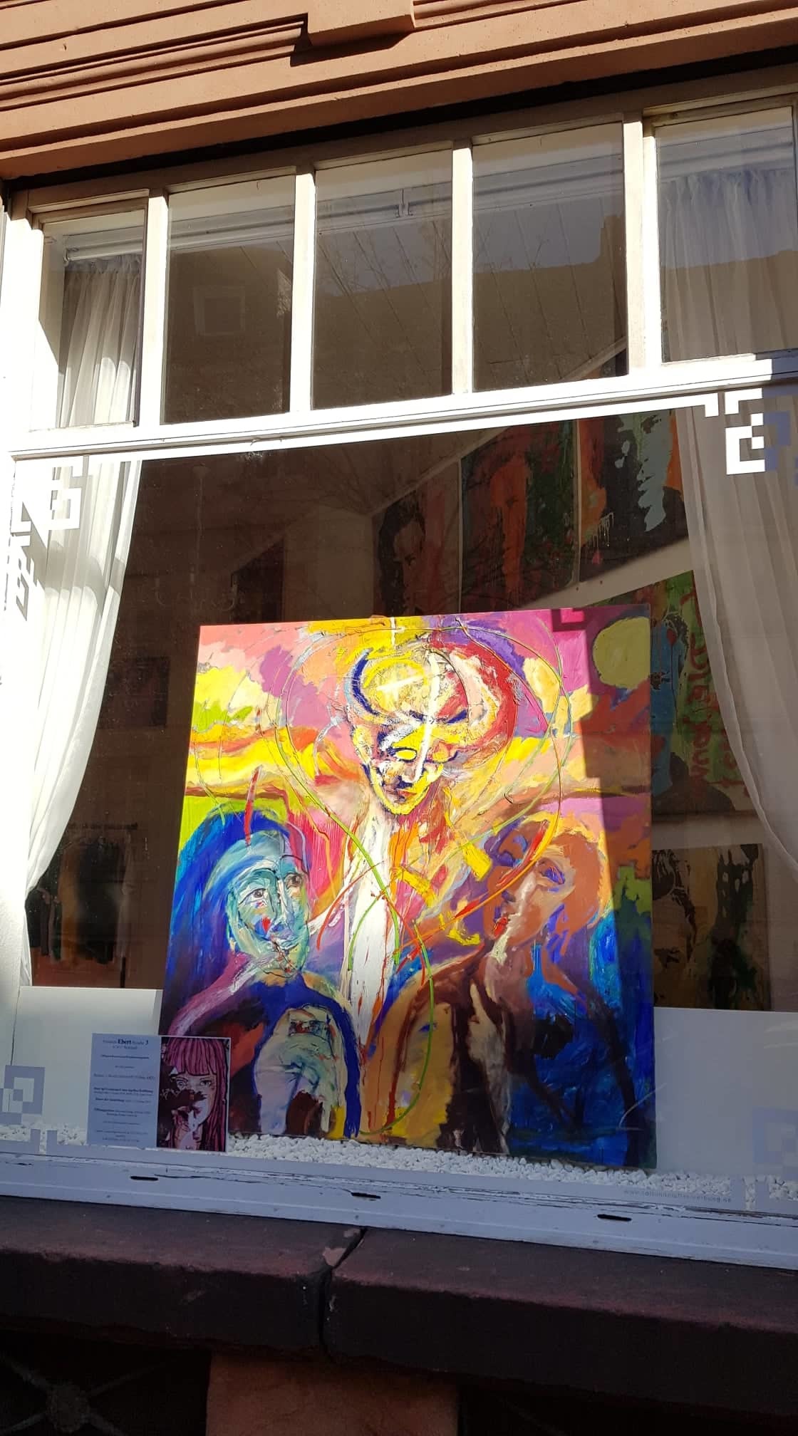 Ein Kunstwerk von Alexandra Oehlert, das im Rahmen der Schaufenster-Serie ausgestellt ist.