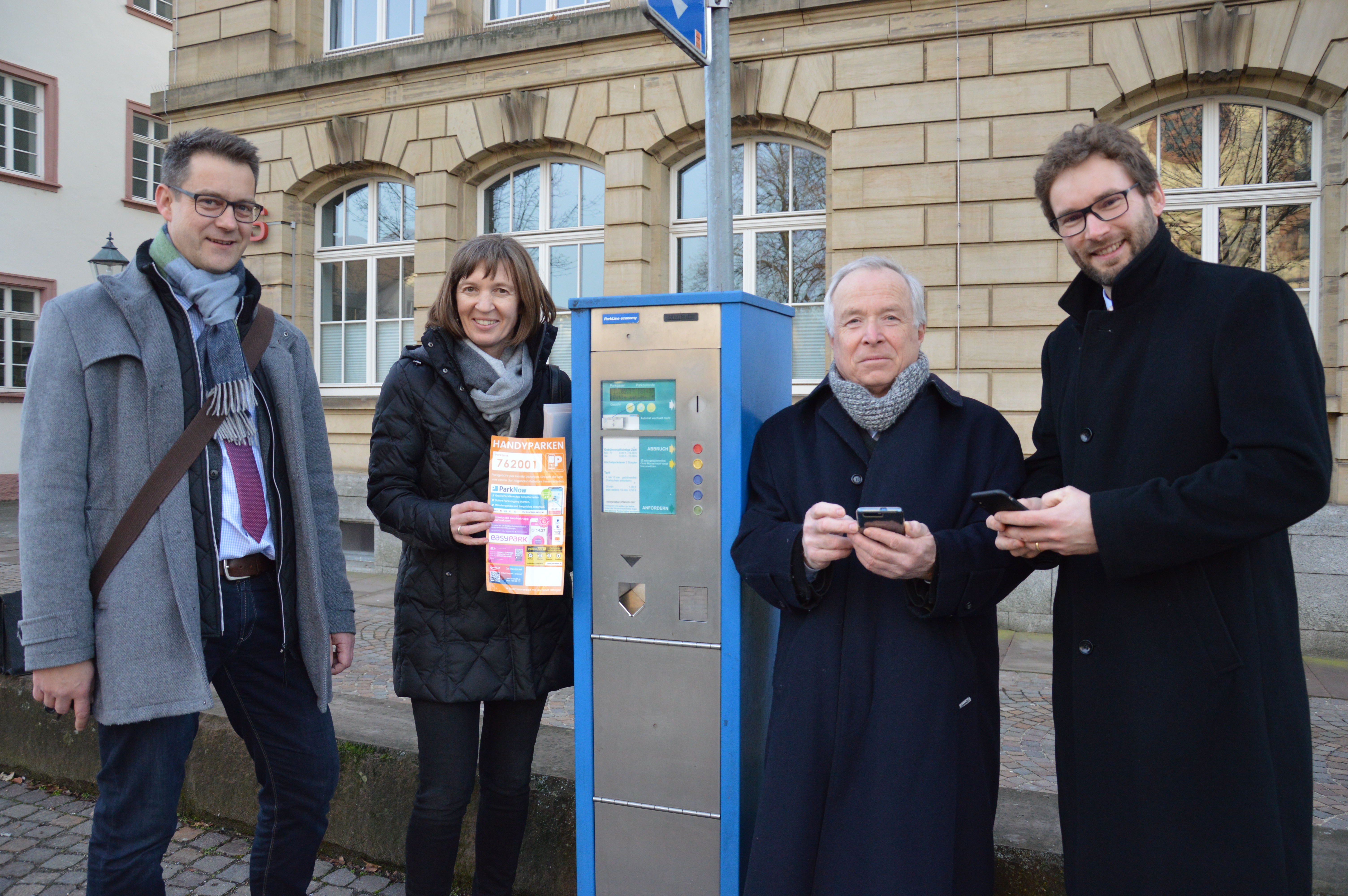 Beim Test: BM Dr. Heidecker, Gruppenvorsitzender der FDP Martin Keydel sowie Kristian Sitzler und Andrea Pelzl vom Ordnungsamt