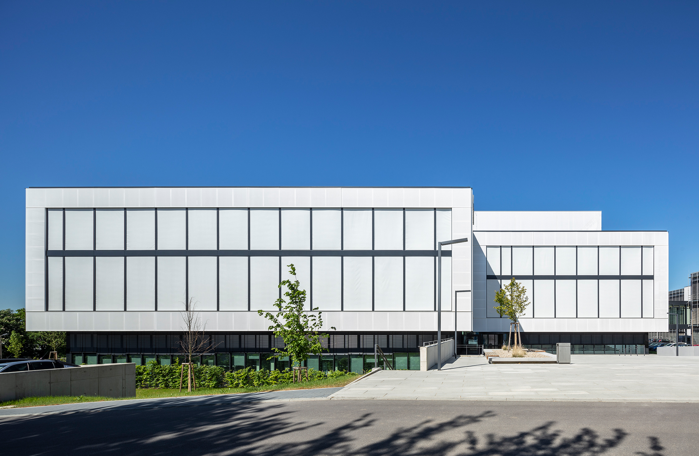 Die Textilfassade fügt sich nahtlos ins architektonische Konzept ein