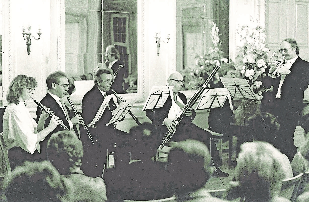 Lehrerkonzert der MuKs im Kammermusiksaal des Bruchsaler Schlosses im Jahr 1984. Links: Astrid Siebe (18 Jahre), 3.v.l.: Vater Wilfried Siebe, rechts: MuKs-Legende Wolfgang Bugger