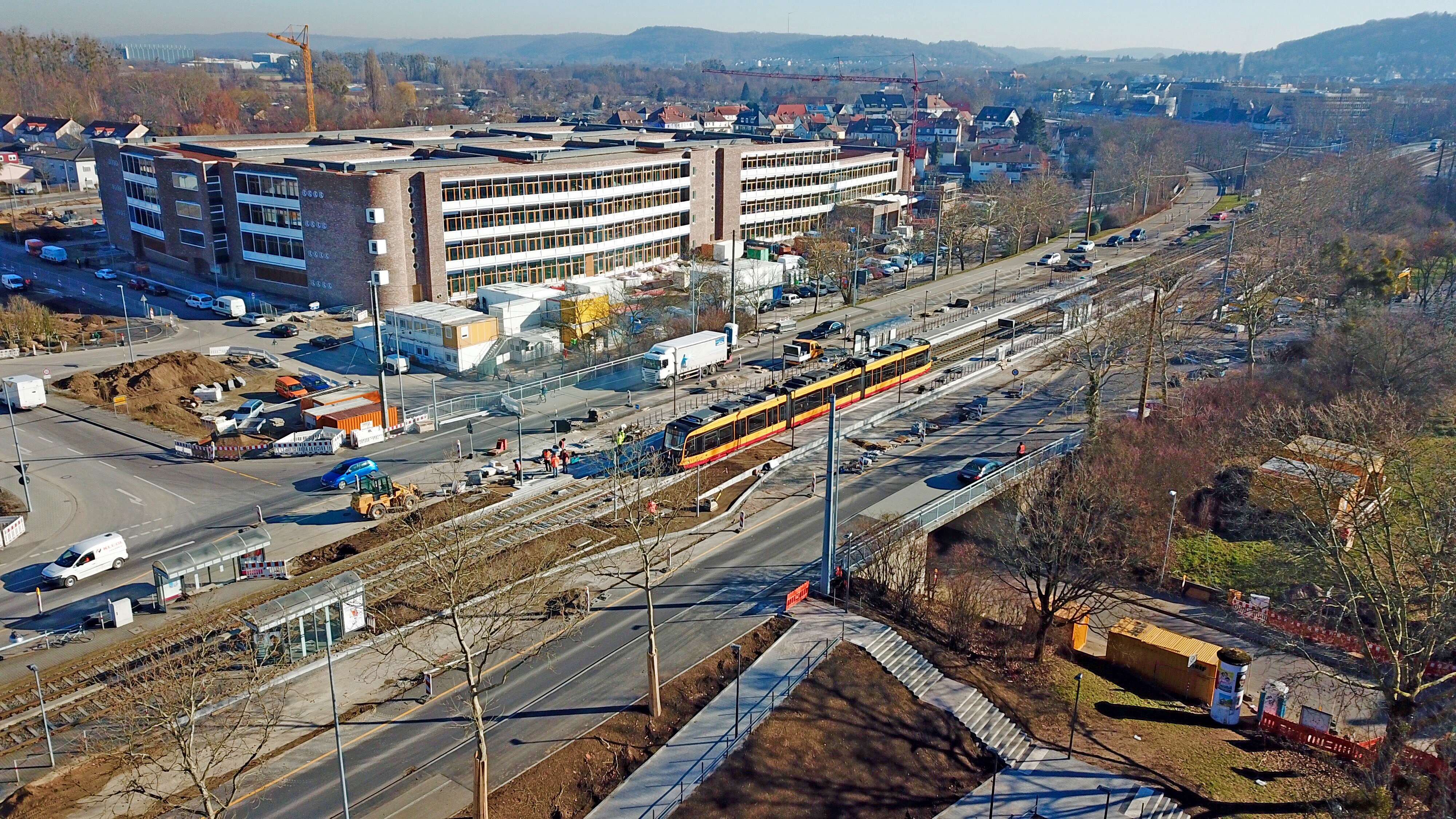 Erkennbar vorangeschritten sind in den letzten Monaten die Arbeiten für die umgestaltete Haltestelle Untermühlstraße. Sie wird zusammen mit der barrierefreien Fußgängerrampe im März in Betrieb genommen. Im Hintergrund ist die neue dm-Zentrale zu sehen, die in diesem Jahr fertiggestellt wird