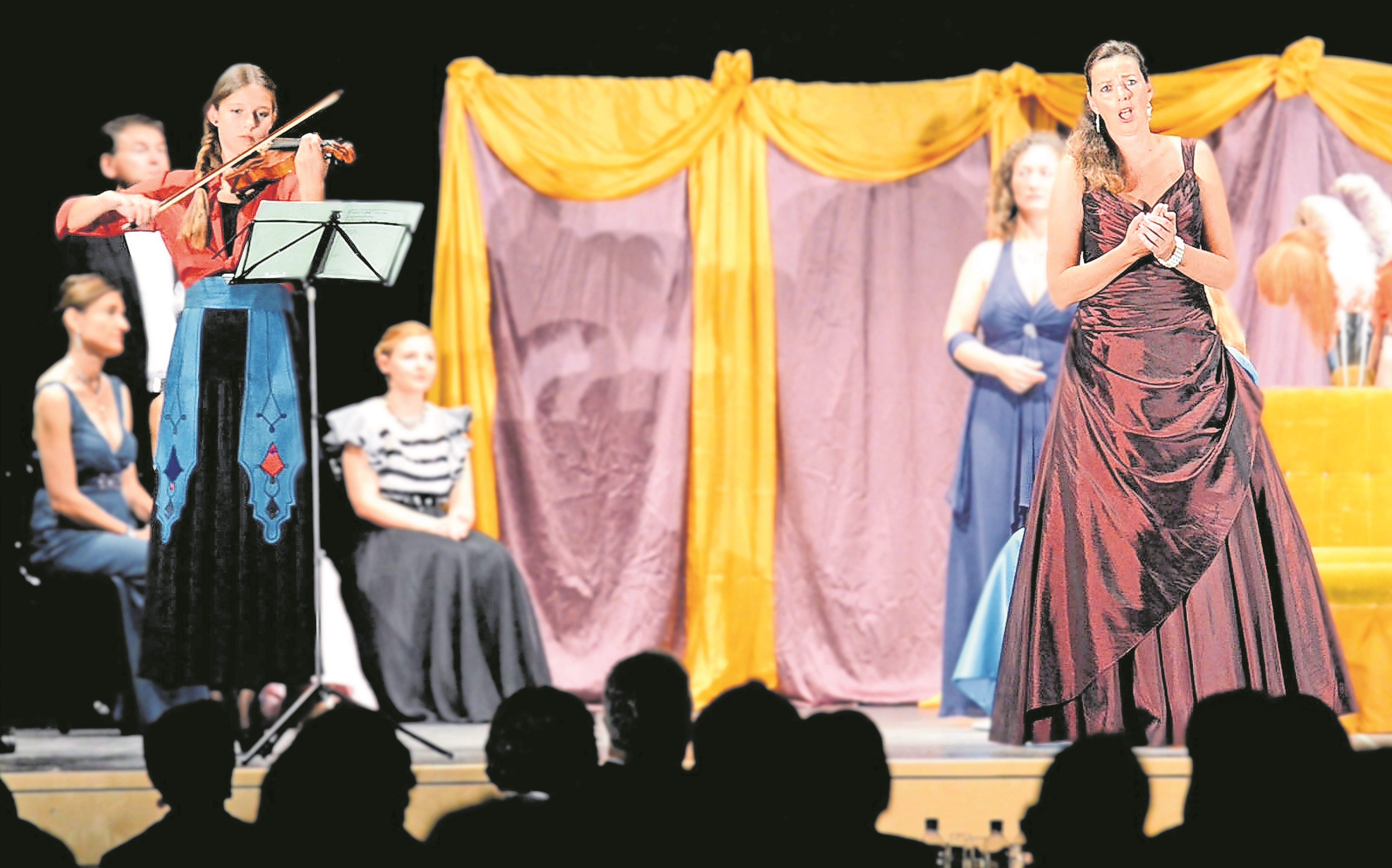 Operettengala 2014: Astrid Siebe-Wagner, auf der Violine begleitet von Tochter Viktoria Wagner (damals 14 Jahre)