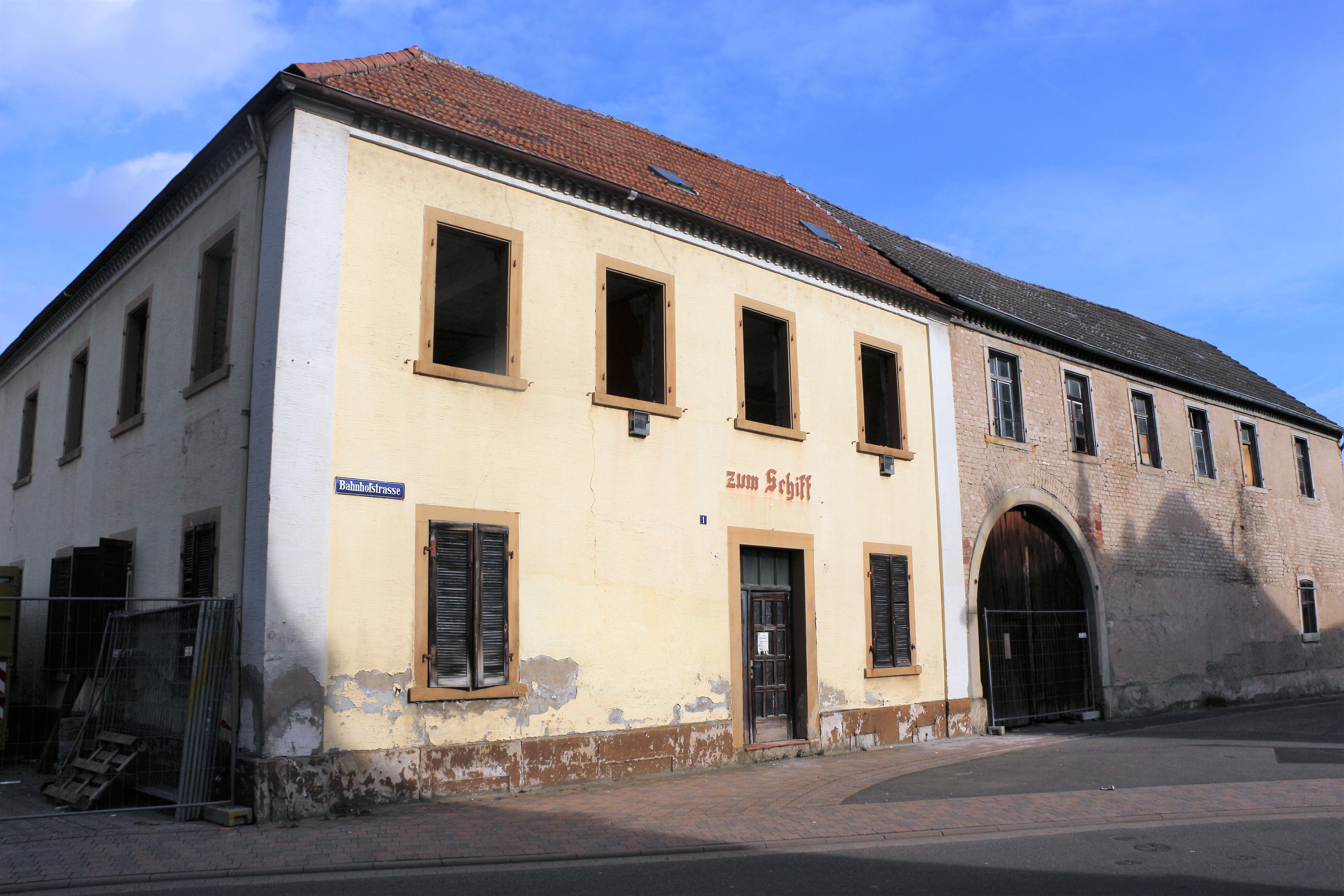 Die Fenster sind bereits entfernt und das Gelände ist abgesperrt. Eine Baufirma hat mit dem Abriss begonnen.