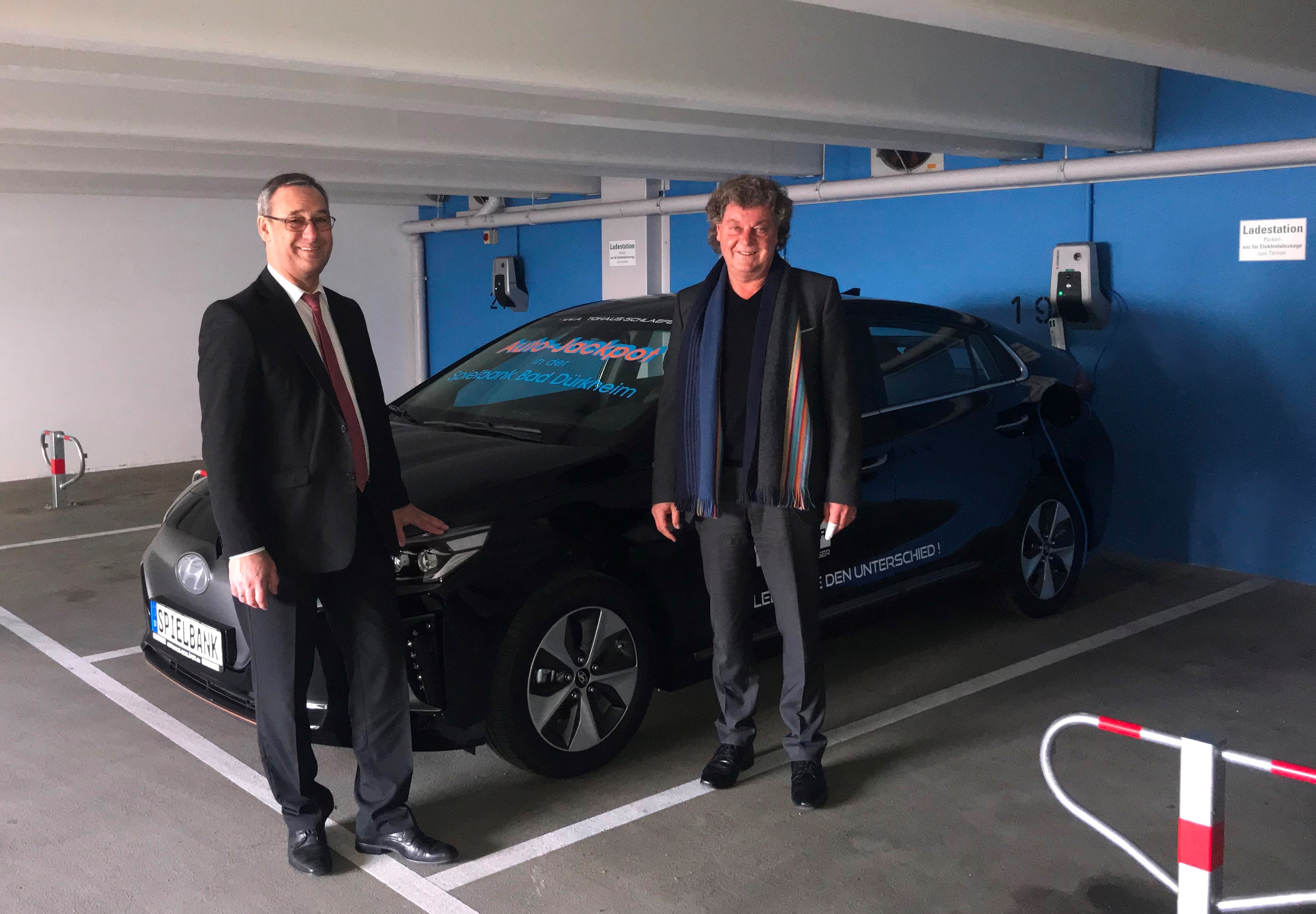 Friedrich Brenner (Direktor Kurpark-Hotel Bad Dürkheim, links) und Michael Seegert (geschäftsführender Gesellschafter der Spielbank und Geschäftsführer der GHI GmbH).