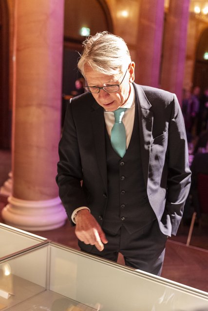 Oberbürgermeister Dr. Klaus Weichel schaut sich die Exponate an | Foto: Jens Vollmer