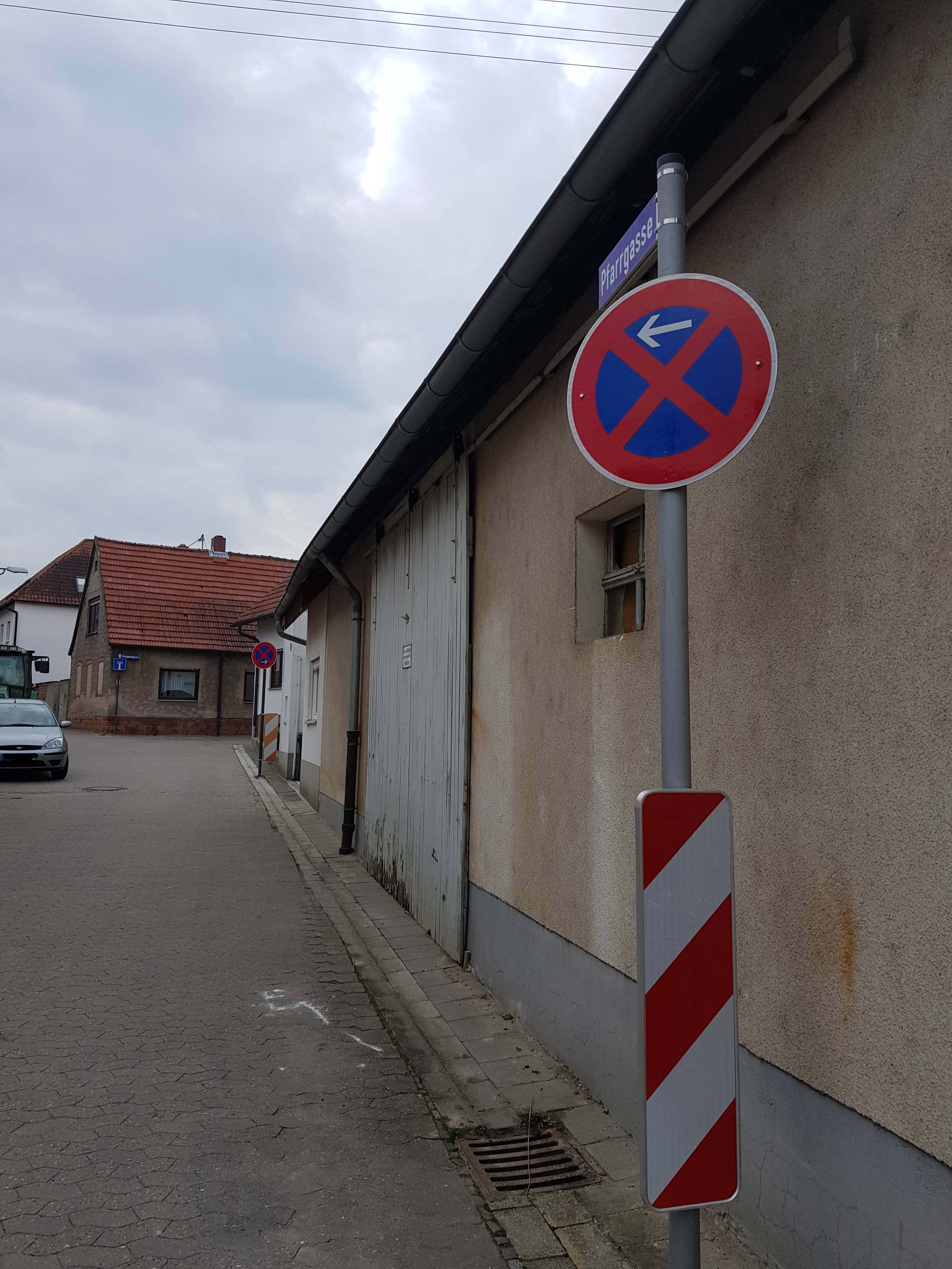 Sehr enge Straßen in Ludwigshafen werden nun mit Halteverbotszonen versehen. Hier ist die Pfarrgasse Richtung Knappengasse in Maudach zu sehen. Auch sie ist betroffen.
