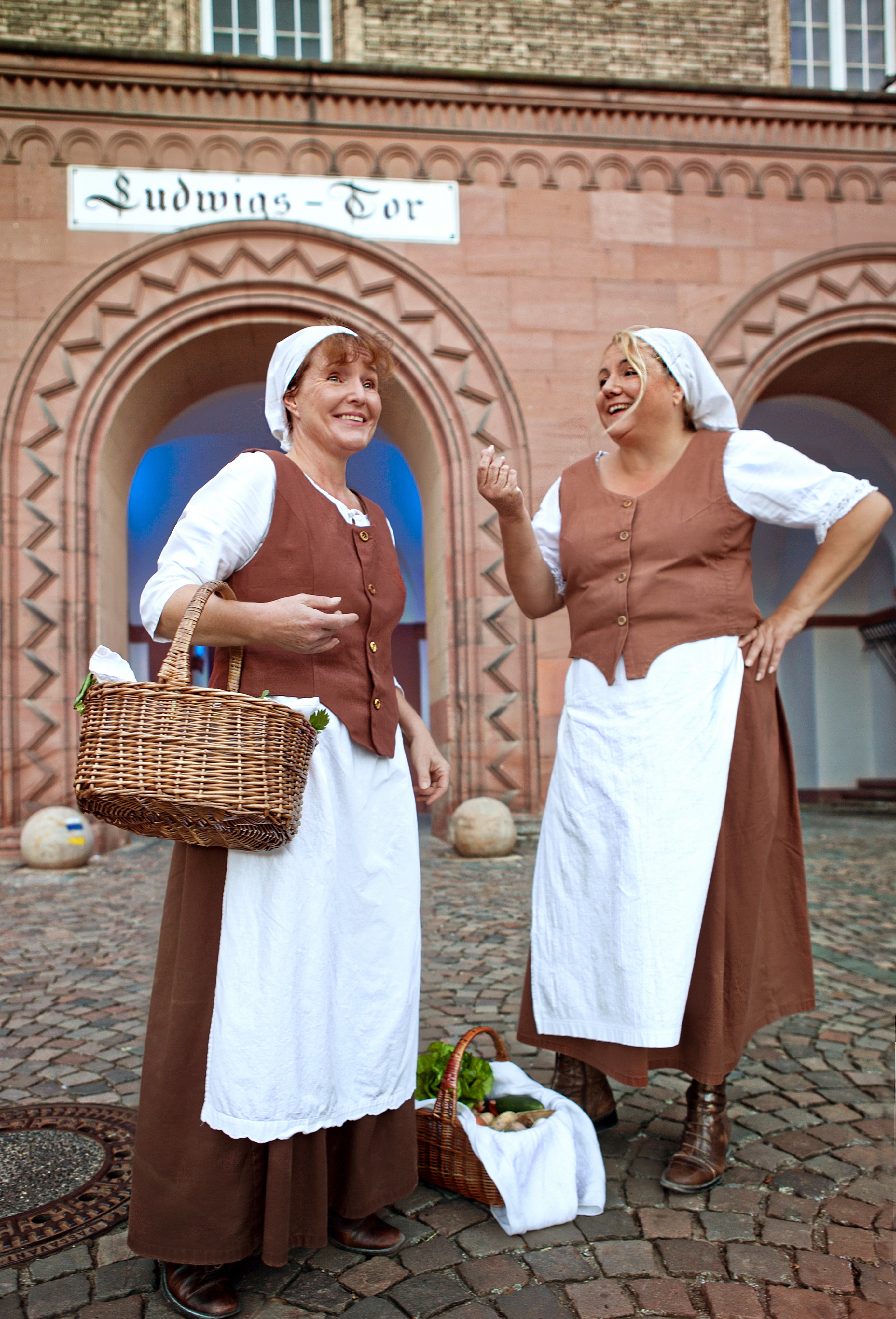 Die Bauersfrauen führen Frauen am internationalen Frauentag (8. März) durch die Stadt.
