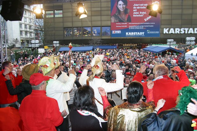 Straßenfasching auf dem Karstadtvorplatz………….und die Hoffnung schwingt noch mit