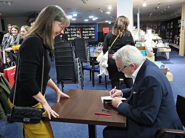 Maike Müller freut sich über das Autogramm ihres ehemaligen Kollegen | Foto: Brigitte Melder