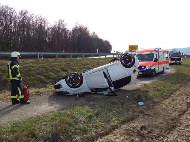 Der PKW auf dem Dach | Foto: Medienteam Feuerwehr Neustadt