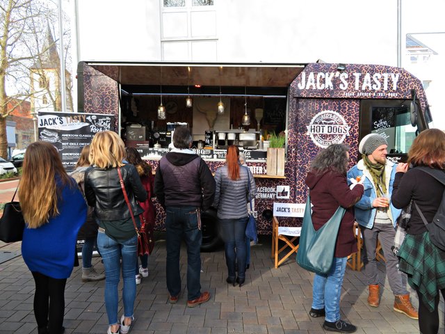 Lange Schlange bei den Hot Dogs | Foto: Brigitte Melder