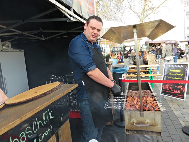 Jawoll, immer schön Schutzhandschuhe, die Spieße sind heiß | Foto: Brigitte Melder