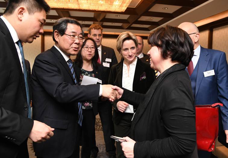 Ministerin Dr. Nicole Hoffmeister-Kraut (Mitte) ist bis 1. März mit einer Politik- und Wirtschaftsdelegation in Nanjing, Hangzhou, Shanghai und Shenzhen unterwegs. Das einwöchige Programm umfasst Gespräche mit Akteuren der chinesischen Technologierevolution und den Besuch großer Global Player sowie junge, innovative Unternehmen aus den Bereichen Elektromobilität, Künstliche Intelligenz und Sensorik. Mit dabei sind auch Unternehmensvertreter aus Karlsruhe