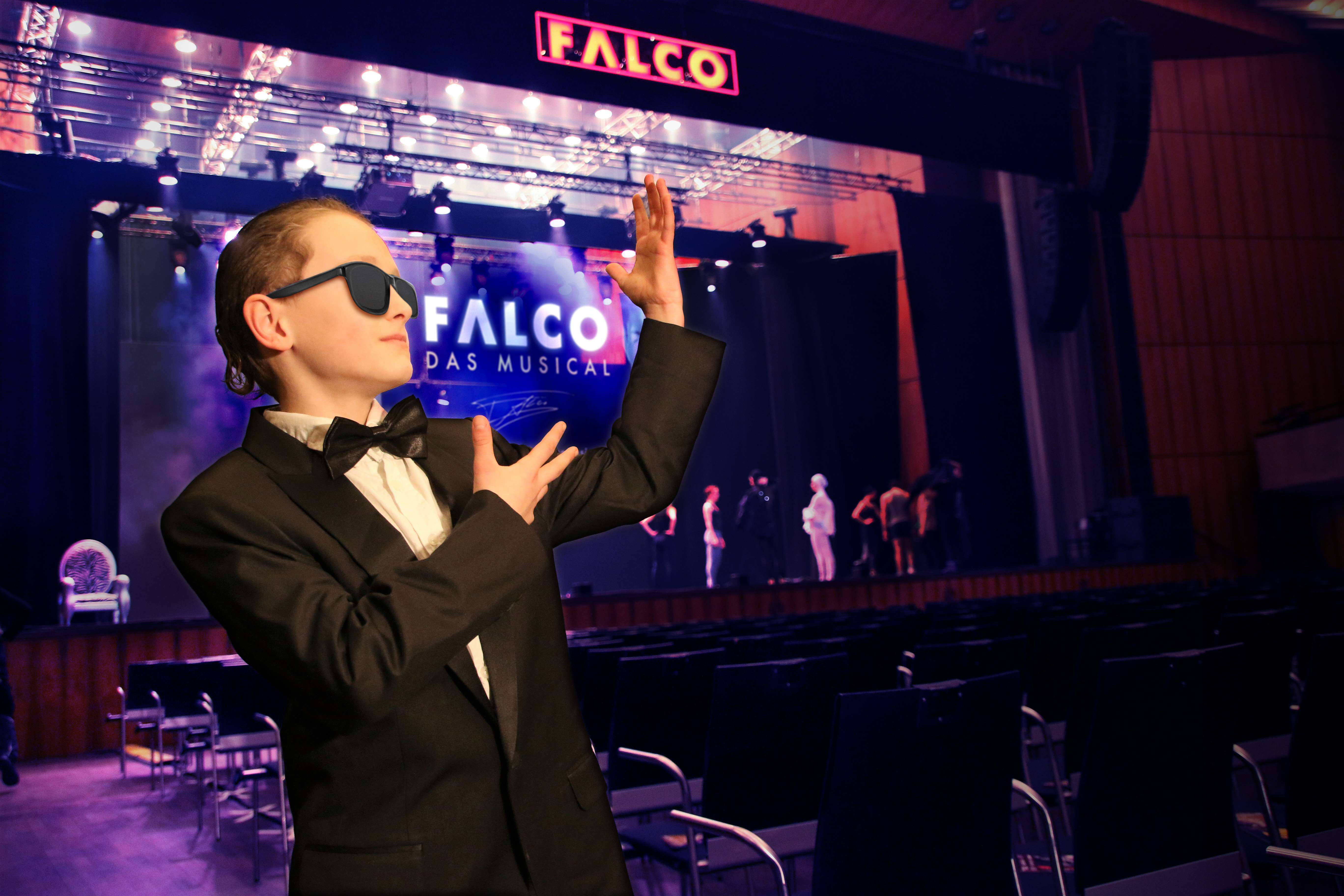 Kinder mit Schauspiel- und Tanztalent haben die Chance, als "Mini-Falco" Bühnenluft zu schnuppern.