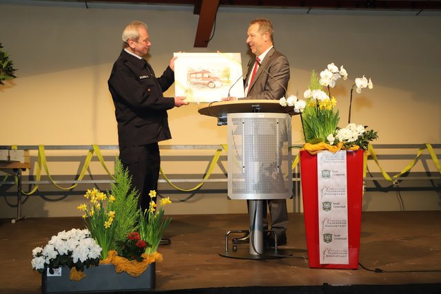 Bürgermeister Klaus Wagner (rechts) bei der Verabschiedung von Karlheinz Starck. | Foto: Stadt Grünstadt
